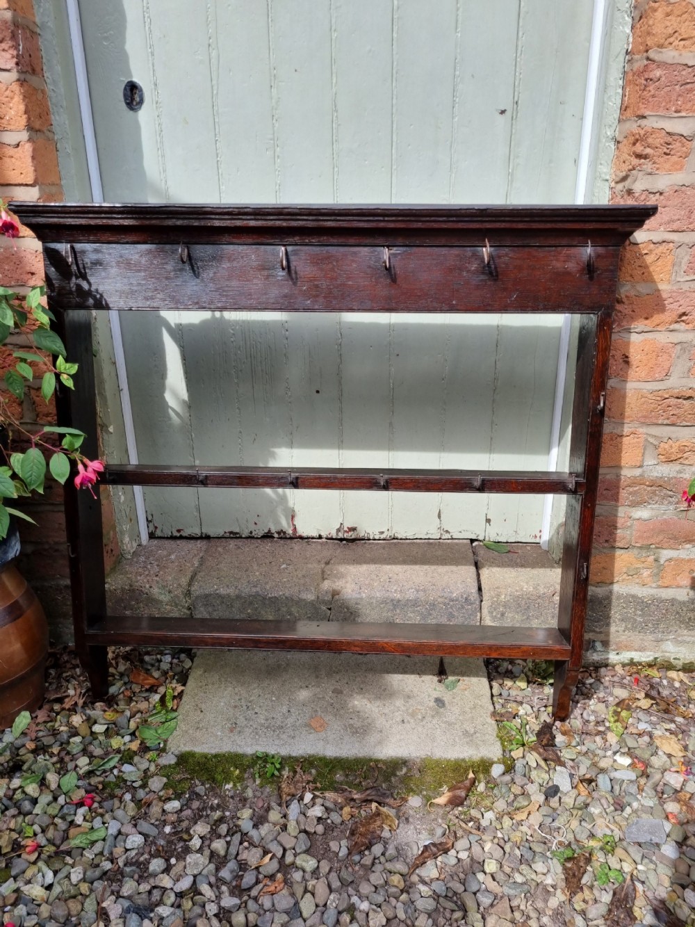 A WALL HANGING 18THC OAK PLATE/DELFT RACK WITH ORIGINAL IRON CUP HOOKS 