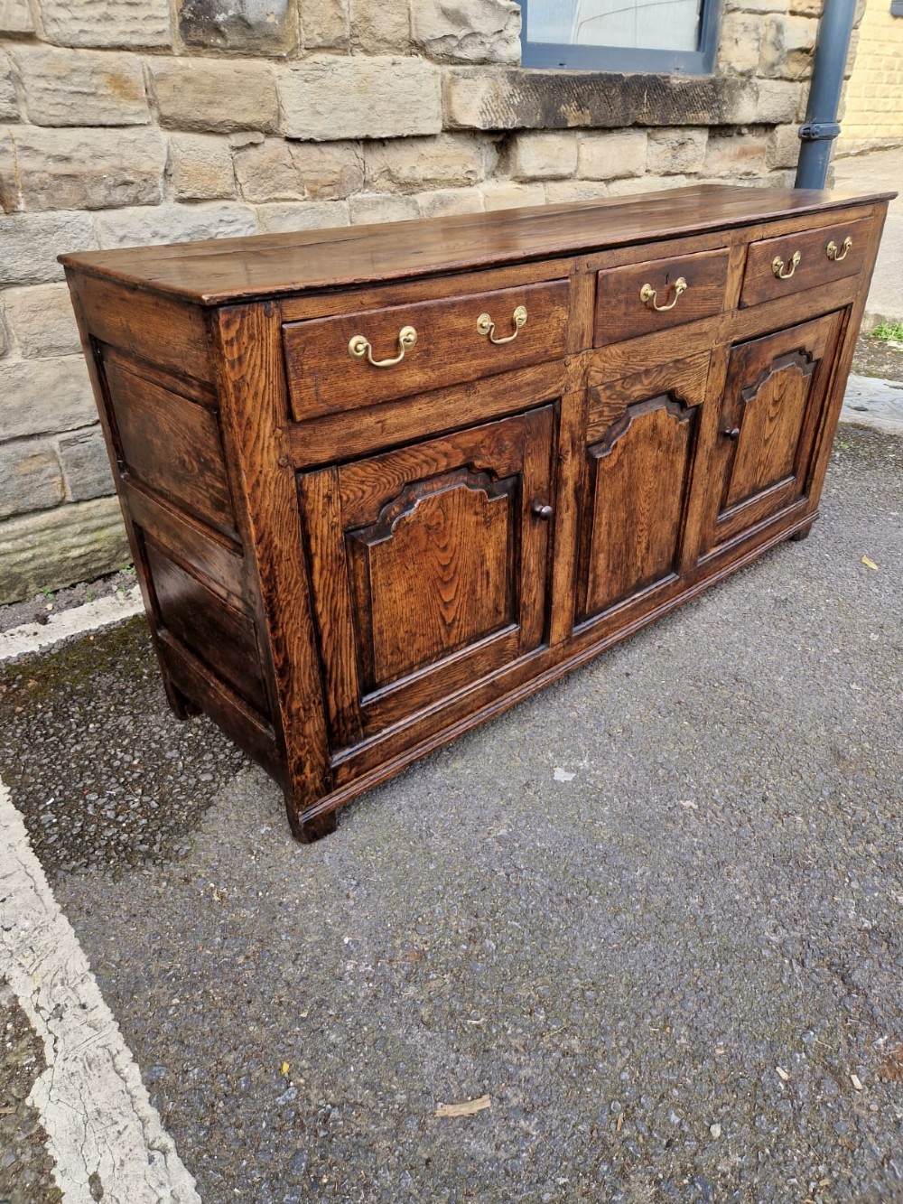 GOOD SMALL 18THC N.WALES OAK LOW DRESSER.
