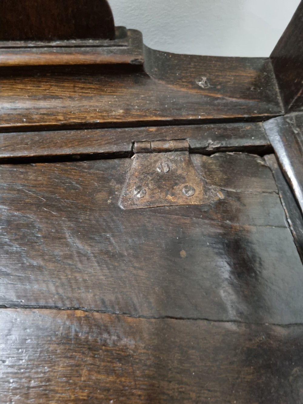 GOOD ANTIQUE EARLY 18THC PATINATED BOX SEAT ARMCHAIR View II