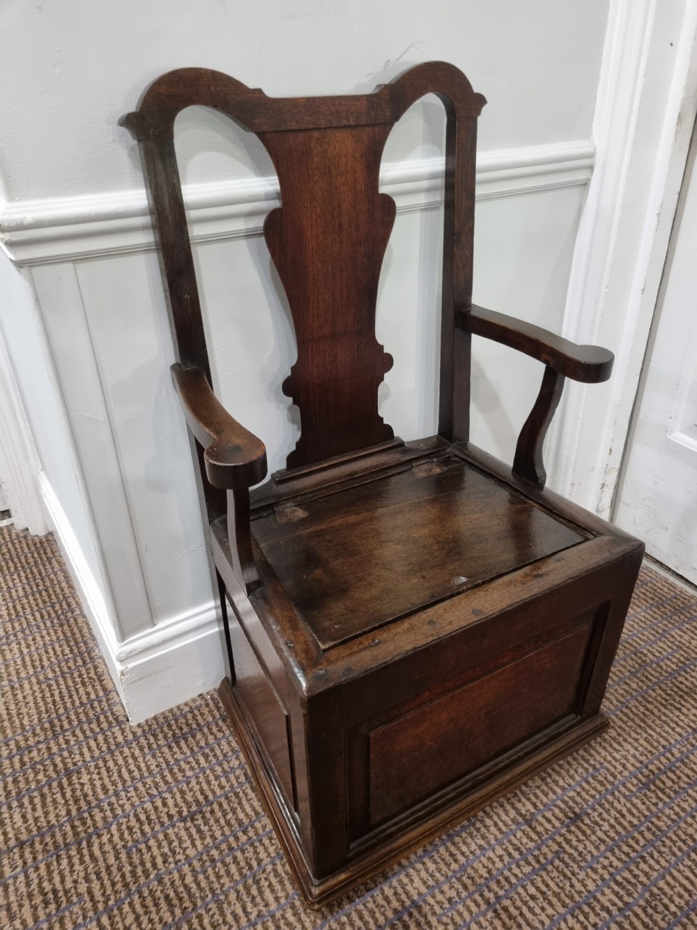 GOOD ANTIQUE EARLY 18THC PATINATED BOX SEAT ARMCHAIR View III