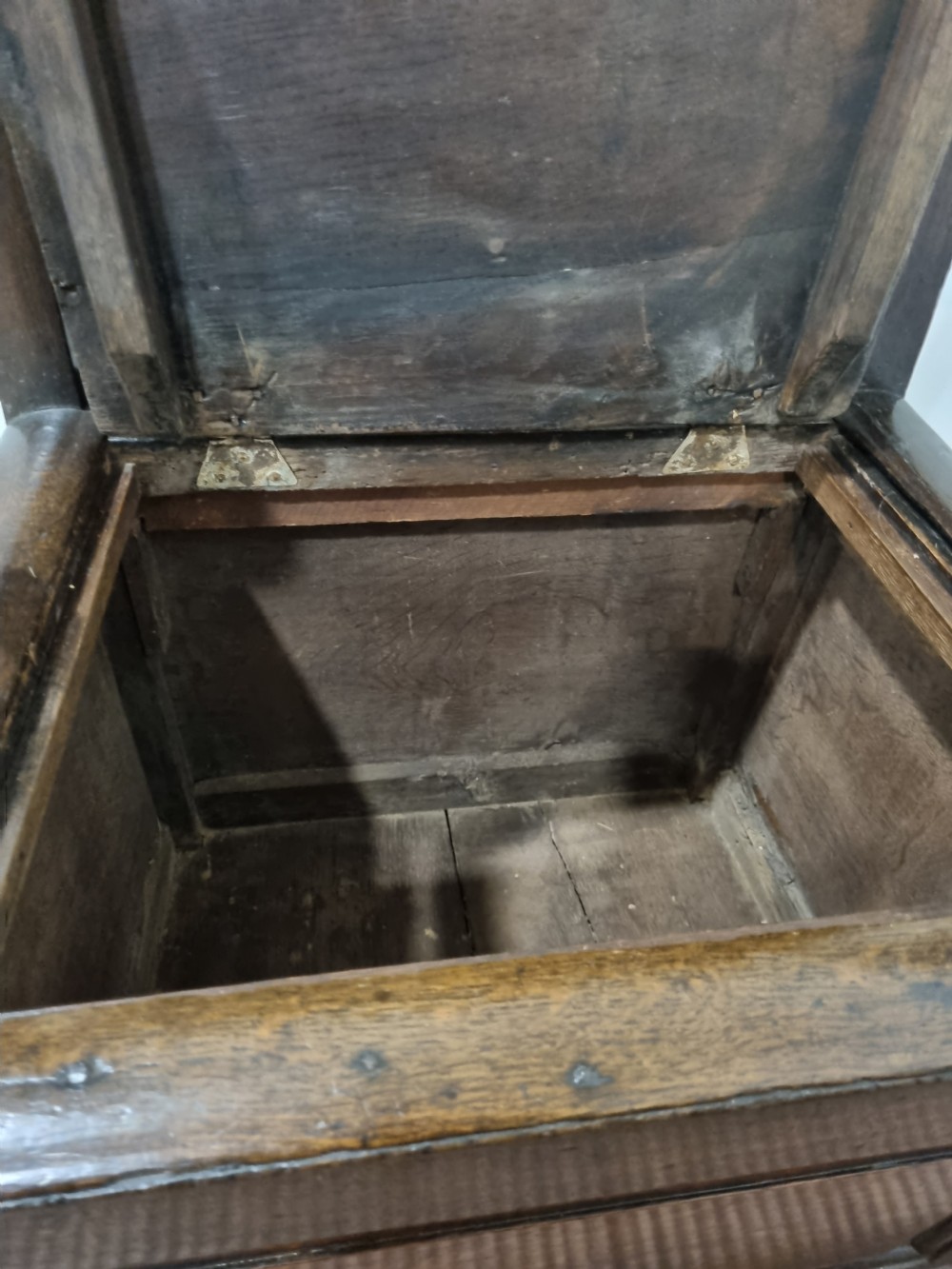 GOOD ANTIQUE EARLY 18THC PATINATED BOX SEAT ARMCHAIR View V