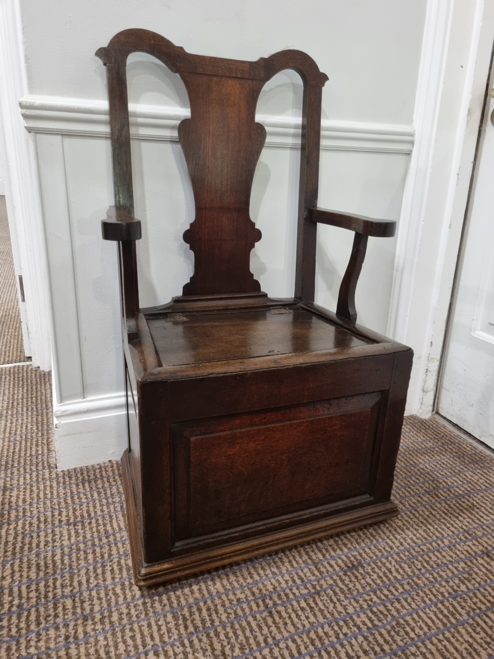GOOD ANTIQUE EARLY 18THC PATINATED BOX SEAT ARMCHAIR View VII