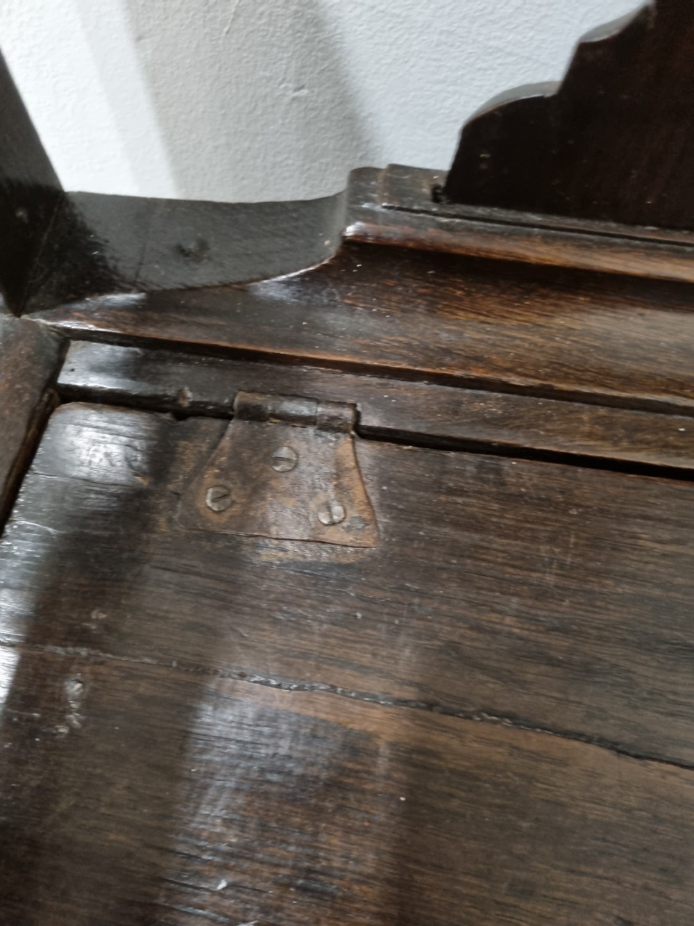 GOOD ANTIQUE EARLY 18THC PATINATED BOX SEAT ARMCHAIR View IX