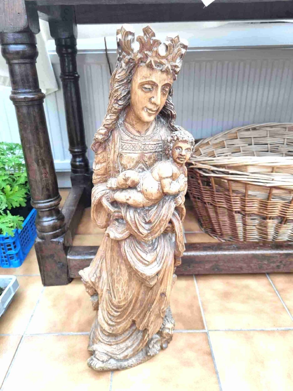 16THC LARGE LIMEWOOD CARVING OF THE VIRGIN MARY AND CHILD.