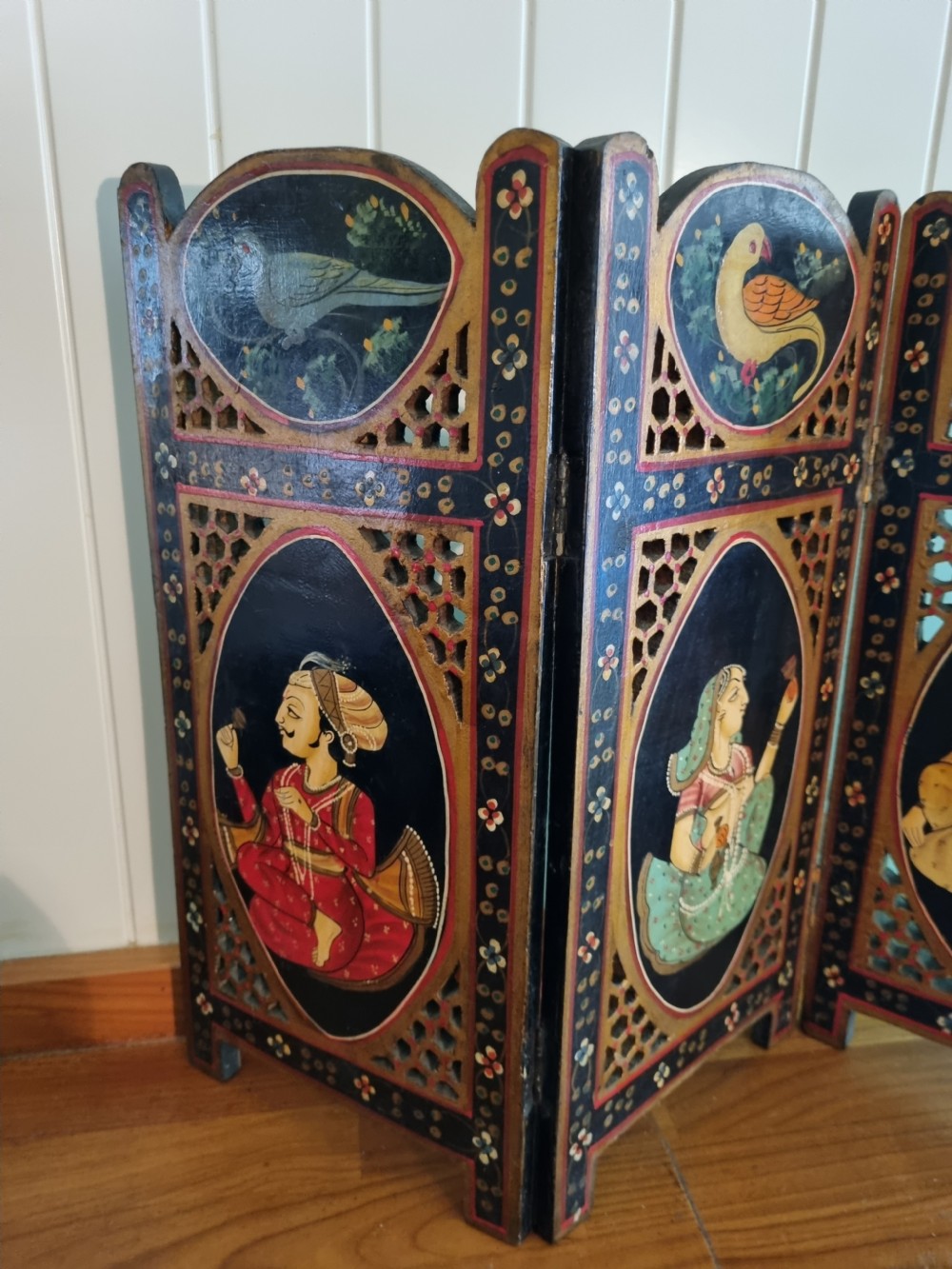 ANTIQUE INDIAN PAINTED TABLE SCREEN OF FINE QUALITY View IX