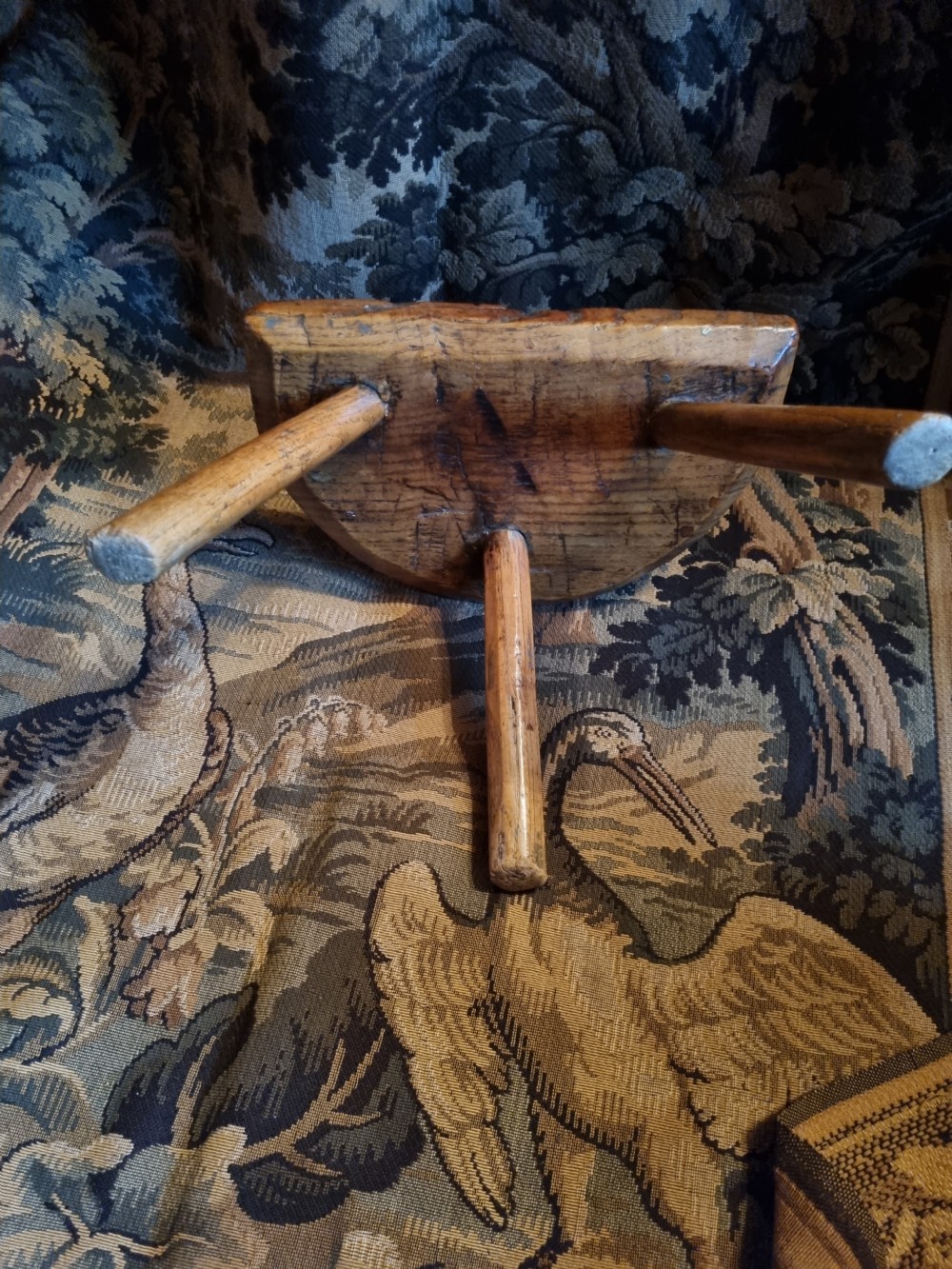 SMALL 18TH/E19THC OAK/ELM MILKING STOOL  View II