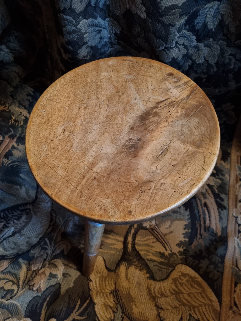 19THC DISHED TOPPED ASH AND ELM MILKING STOOL 3 LEGS View II