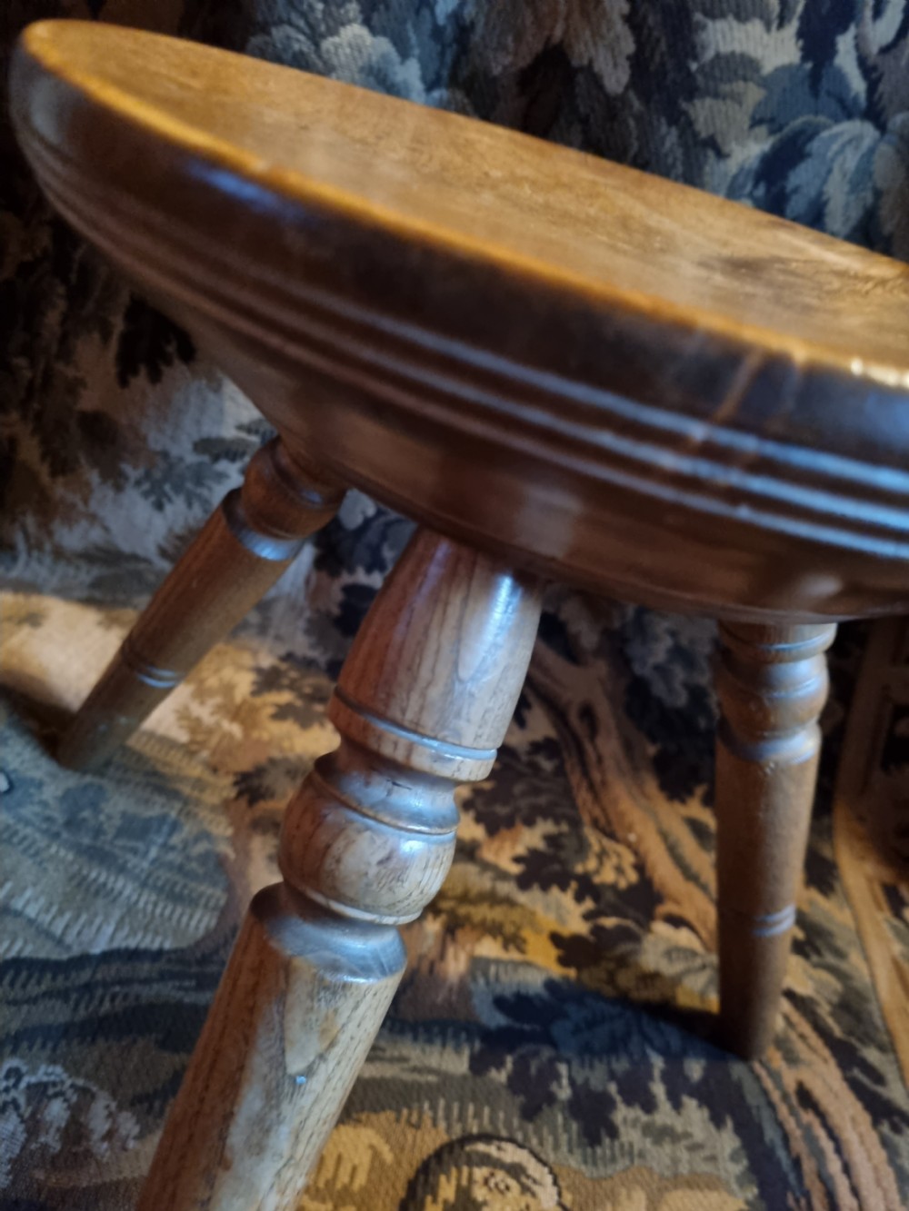 19THC DISHED TOPPED ASH AND ELM MILKING STOOL 3 LEGS View III