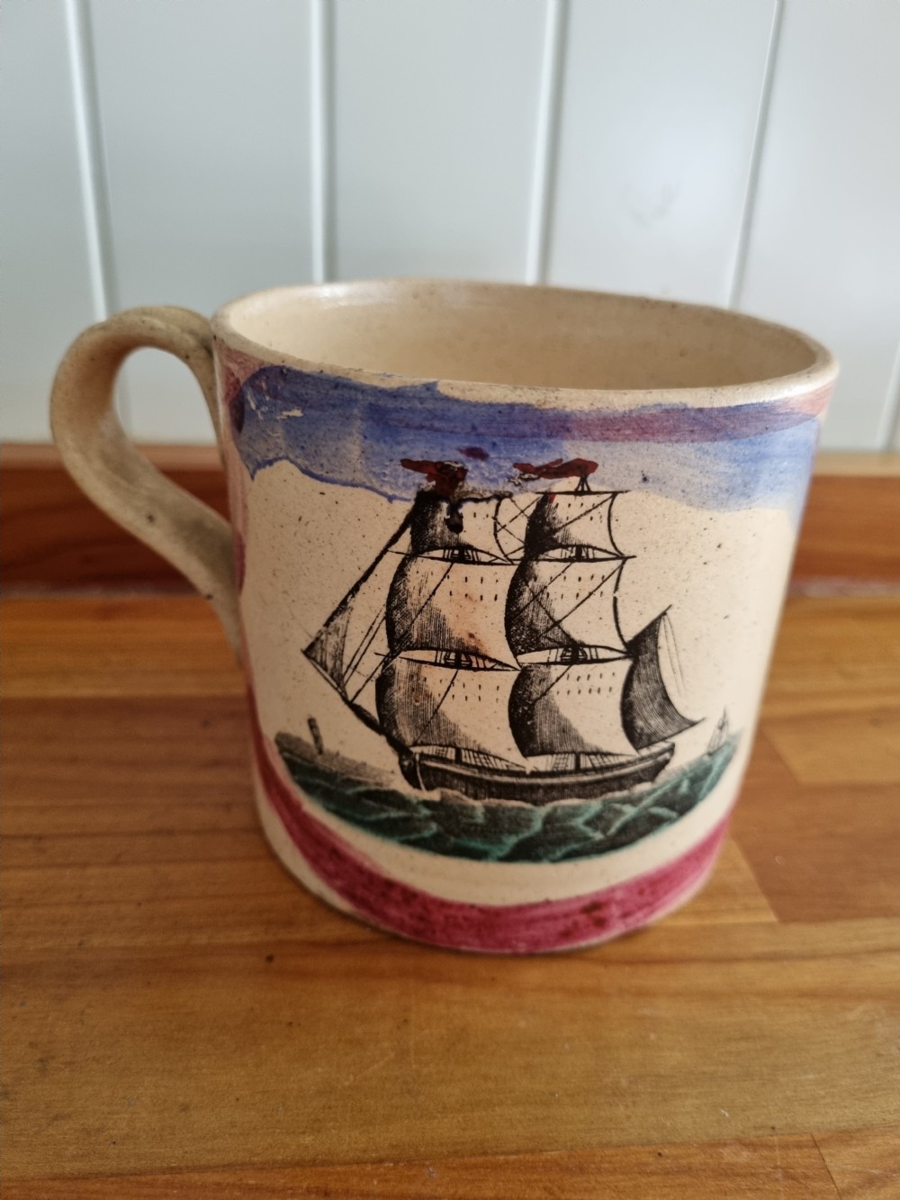A GOOD RARE EARLY SUNDERLAND LUSTRE POTTERY MUG.