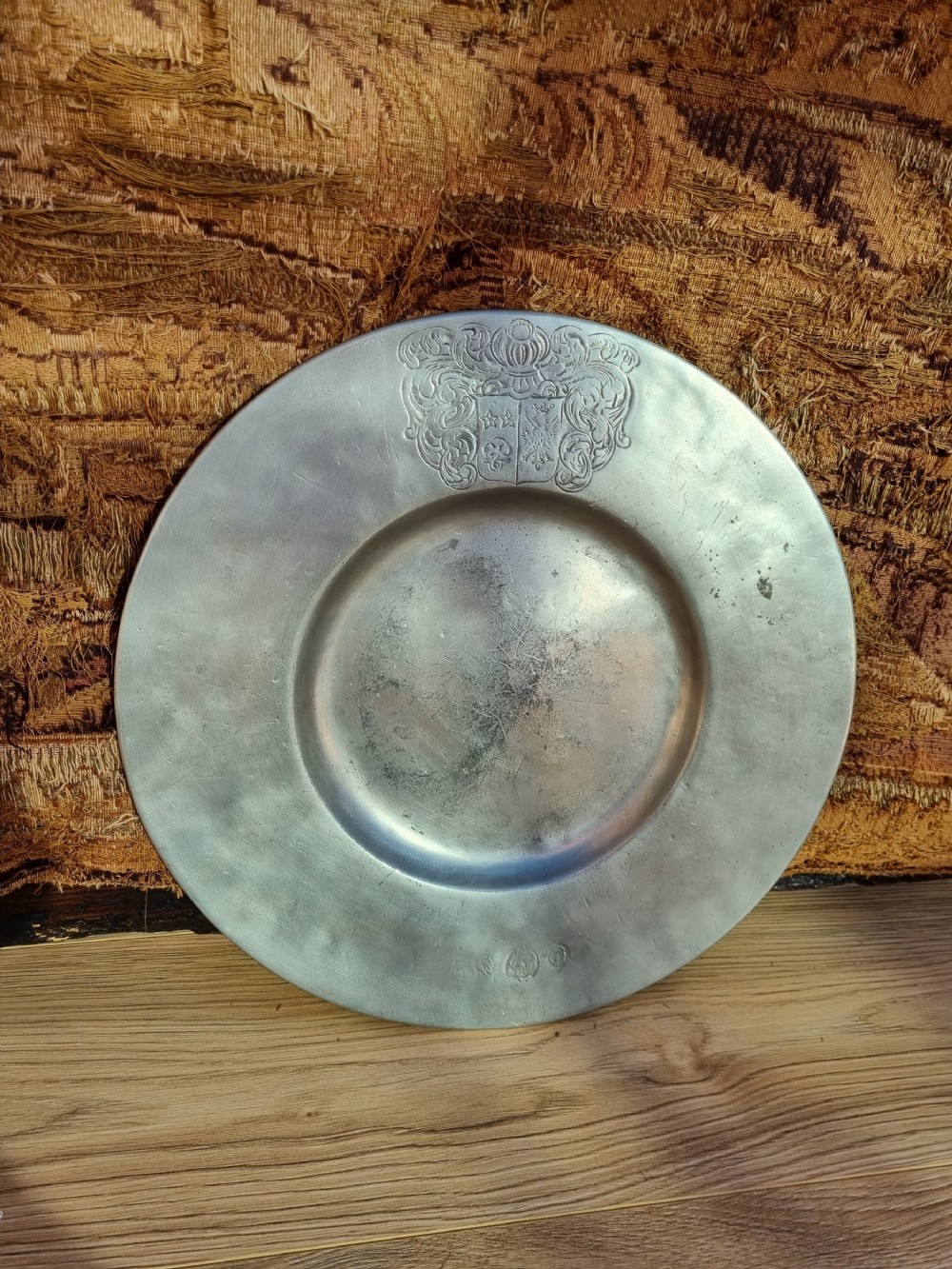 37 CM LATE17THC /E18THC PEWTER DISHED CHARGER WITH COAT OF ARMS
