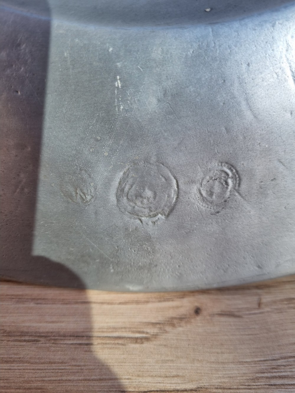 37 CM LATE17THC /E18THC PEWTER DISHED CHARGER WITH COAT OF ARMS View III