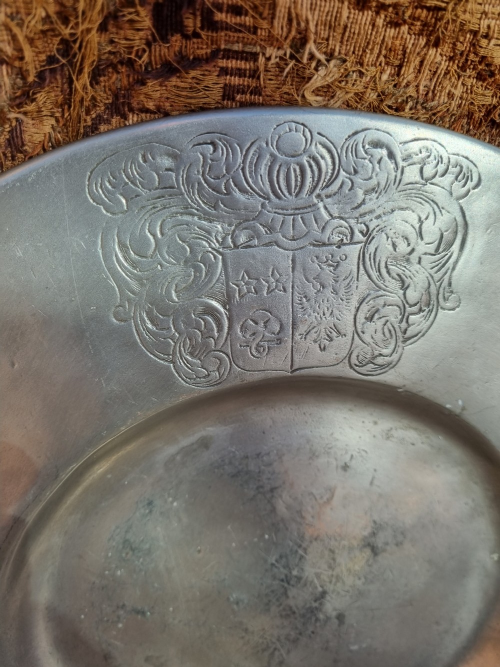 37 CM LATE17THC /E18THC PEWTER DISHED CHARGER WITH COAT OF ARMS View VII