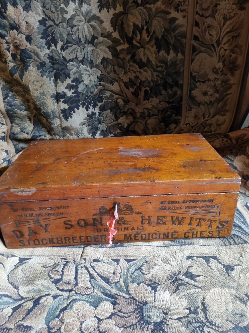 EARLY 20THC  ADVERTISING VETS MEDICINE CHEST