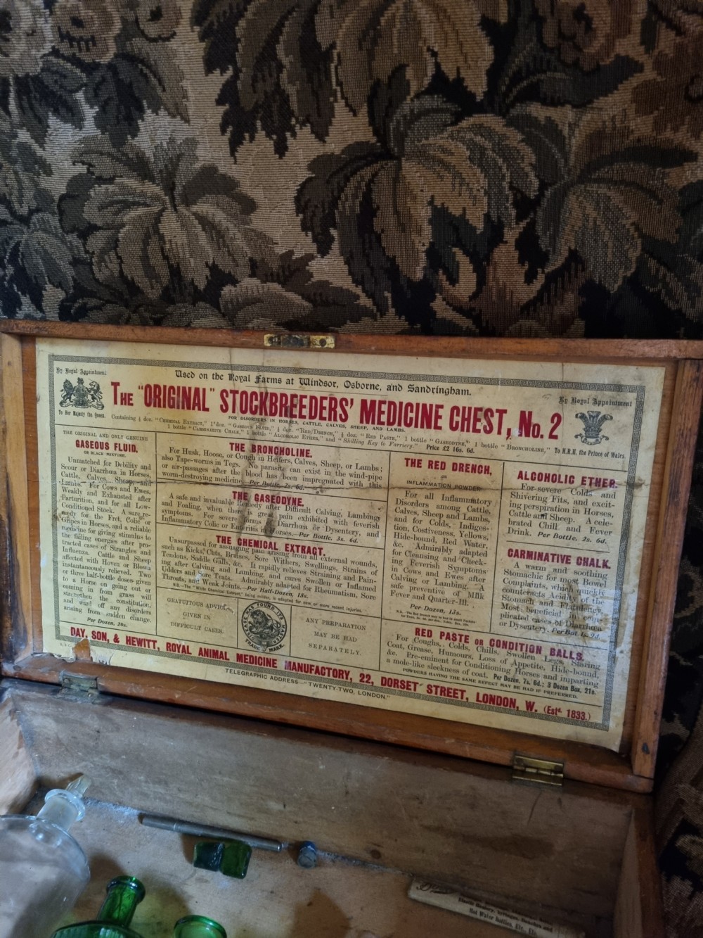  EARLY 20THC  ADVERTISING VETS MEDICINE CHEST View II
