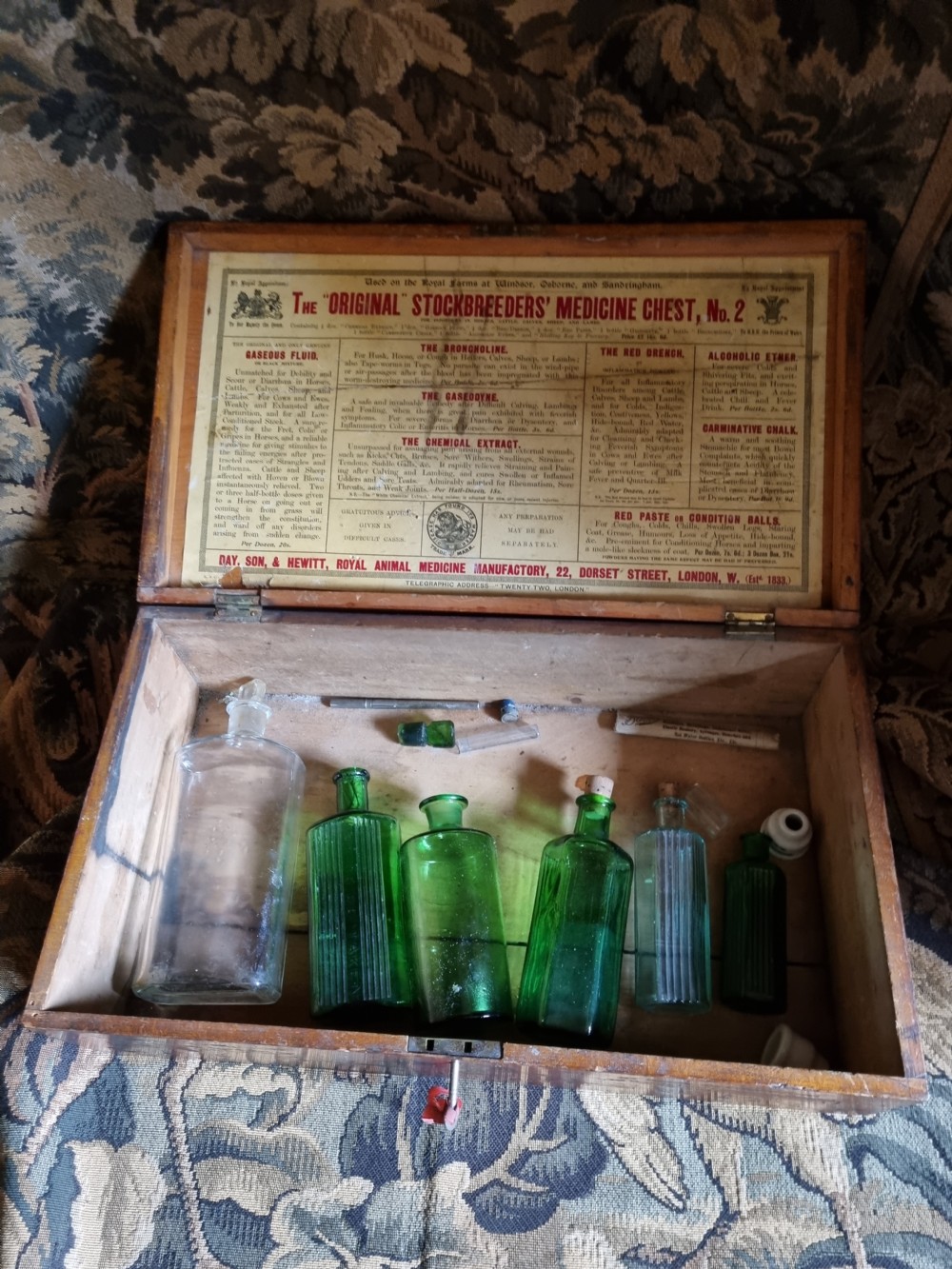 EARLY 20THC  ADVERTISING VETS MEDICINE CHEST View III