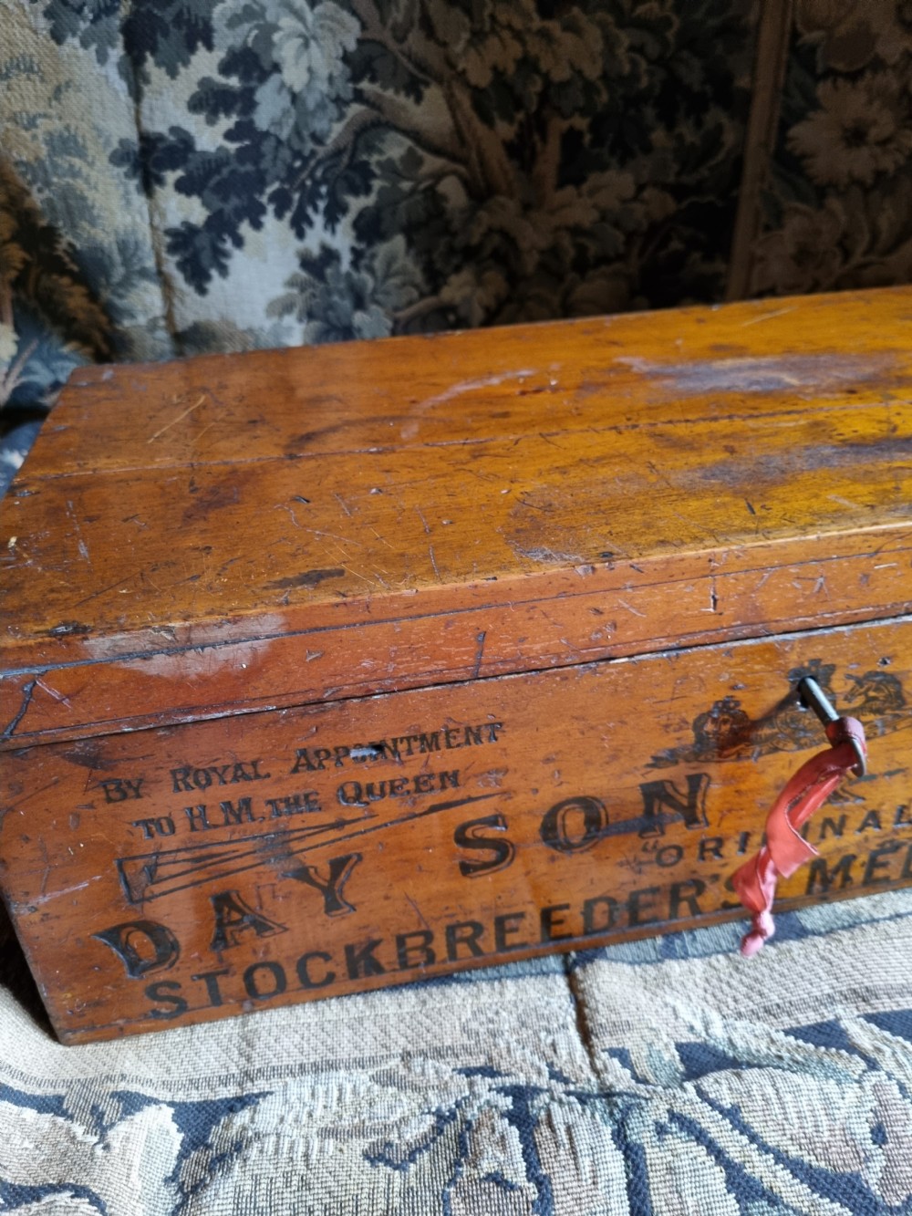  EARLY 20THC  ADVERTISING VETS MEDICINE CHEST View IV