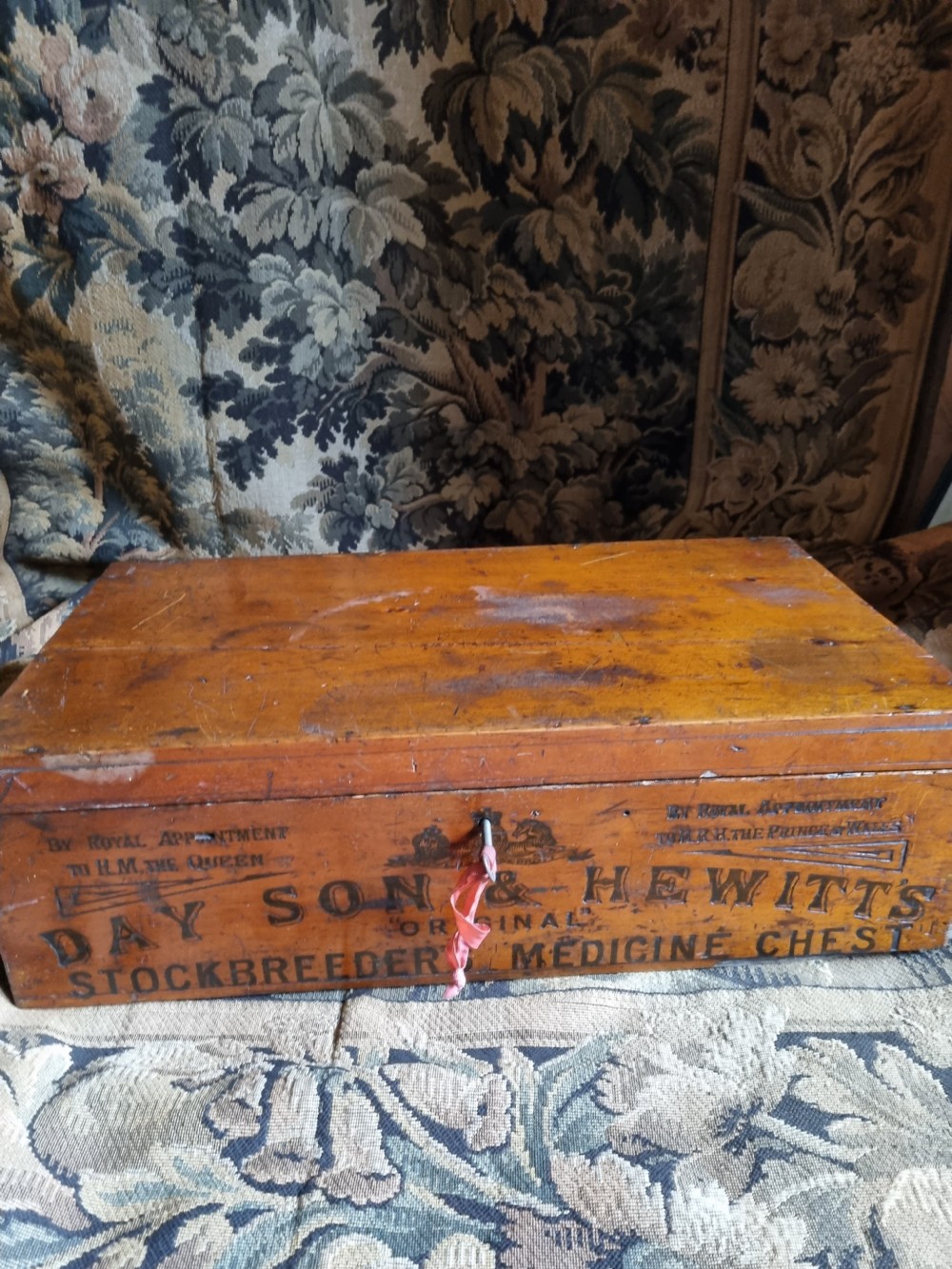 EARLY 20THC  ADVERTISING VETS MEDICINE CHEST View VI