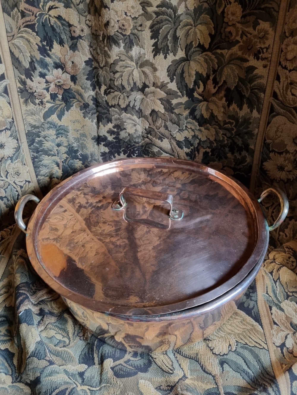 A MASSIVE COUNTRY HOUSE 19THC COPPER PAN AND LID 61CMS ROUND View IV
