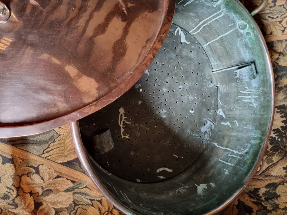 A MASSIVE COUNTRY HOUSE 19THC COPPER PAN AND LID 61CMS ROUND View V
