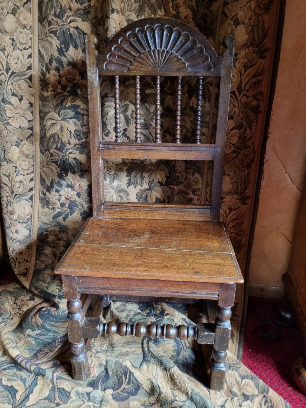 AN UNUSUAL 17THC OAK SIDE CHAIR 