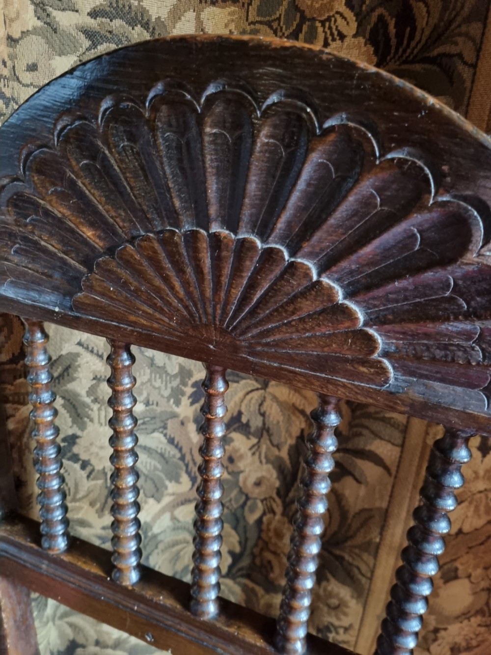 AN UNUSUAL 17THC OAK SIDE CHAIR  View II