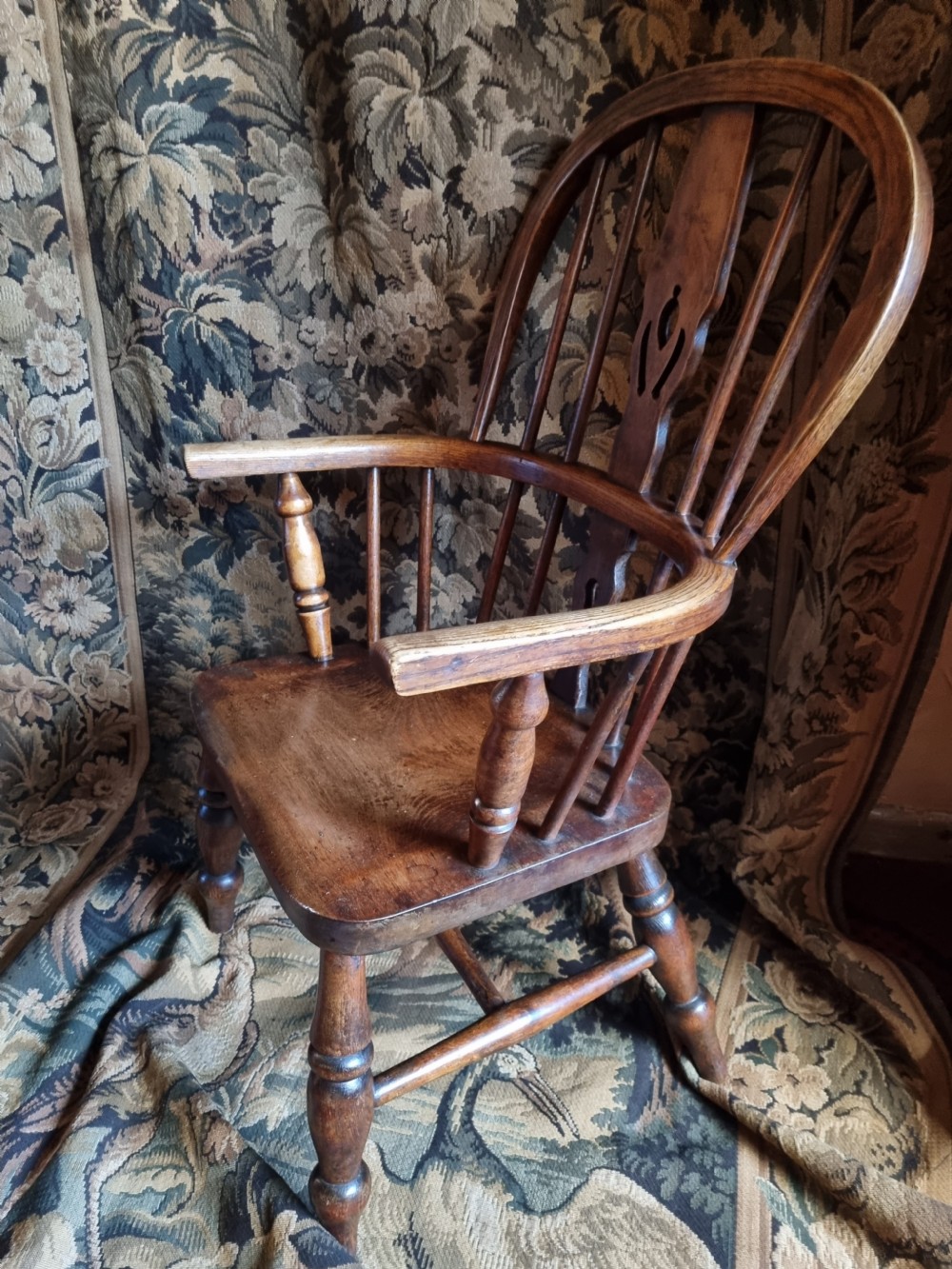 A GOOD EARLY 19THC ASH AND ELM LARGE CHILD,S WINDSOR CHAIR  View III