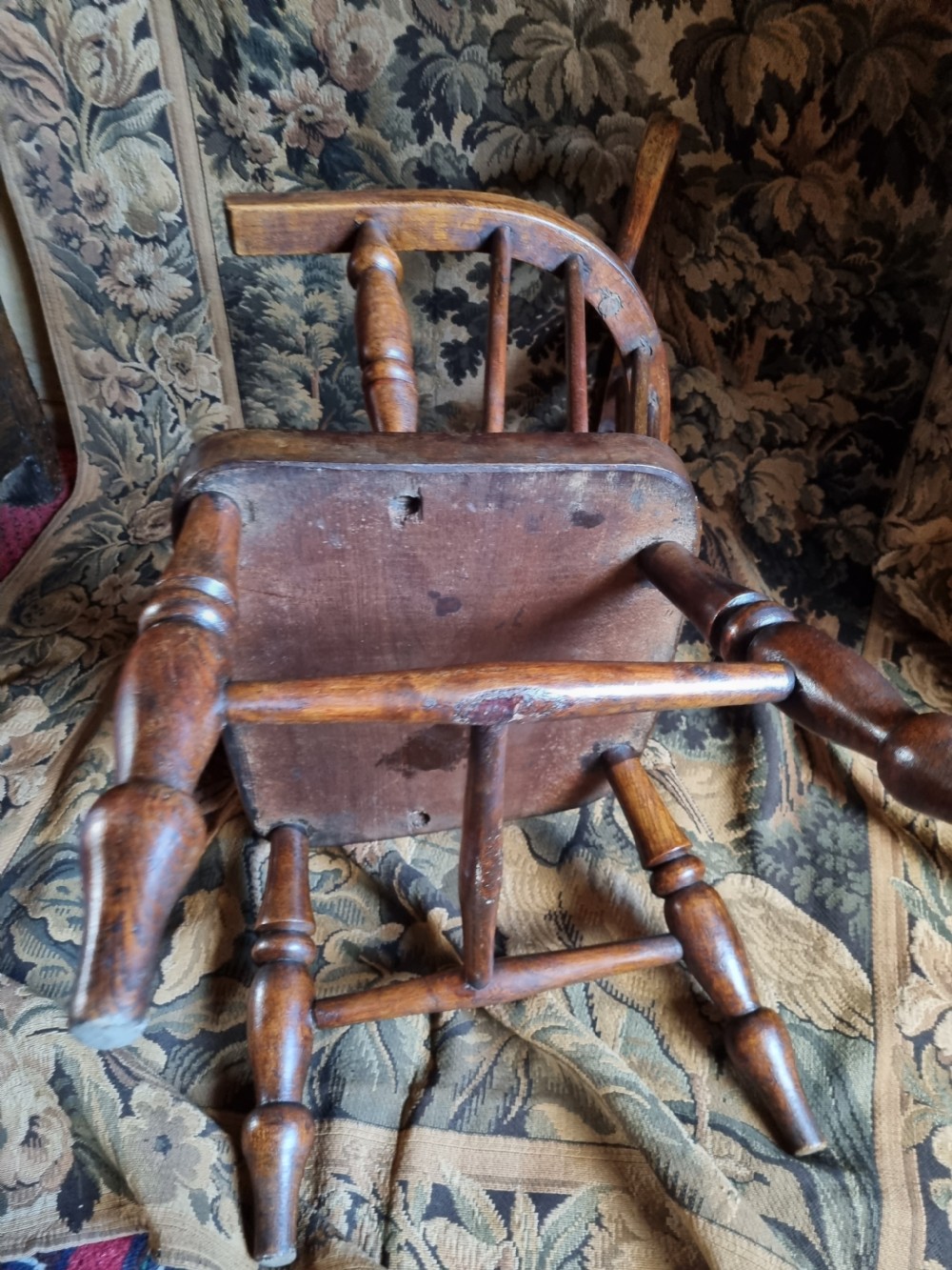 A GOOD EARLY 19THC ASH AND ELM LARGE CHILD,S WINDSOR CHAIR  View IV