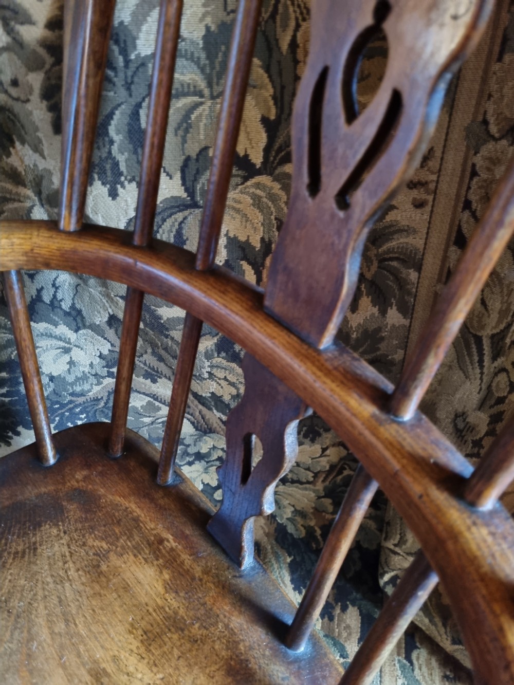 A GOOD EARLY 19THC ASH AND ELM LARGE CHILD,S WINDSOR CHAIR  View V