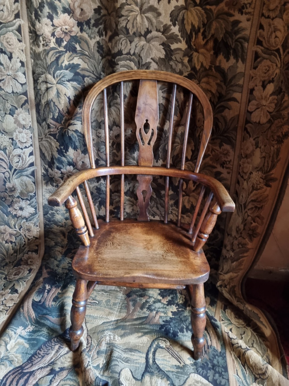 A GOOD EARLY 19THC ASH AND ELM LARGE CHILD,S WINDSOR CHAIR 