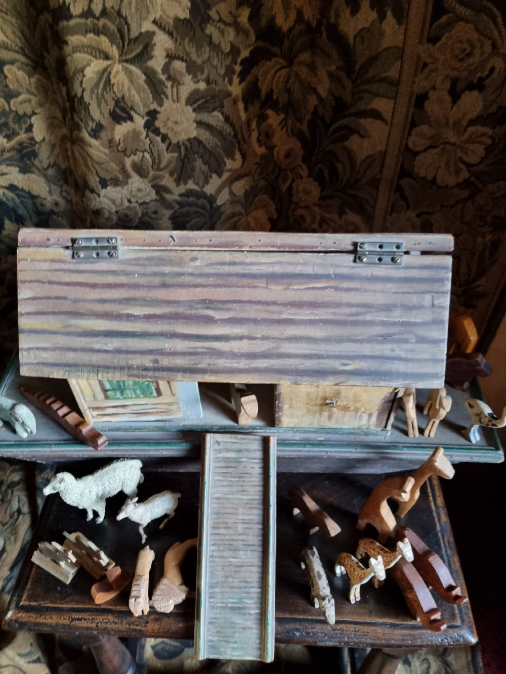  LATE 19THC WOODEN NAIVE NOAH,S ARK AND ANIMALS SCARCE 