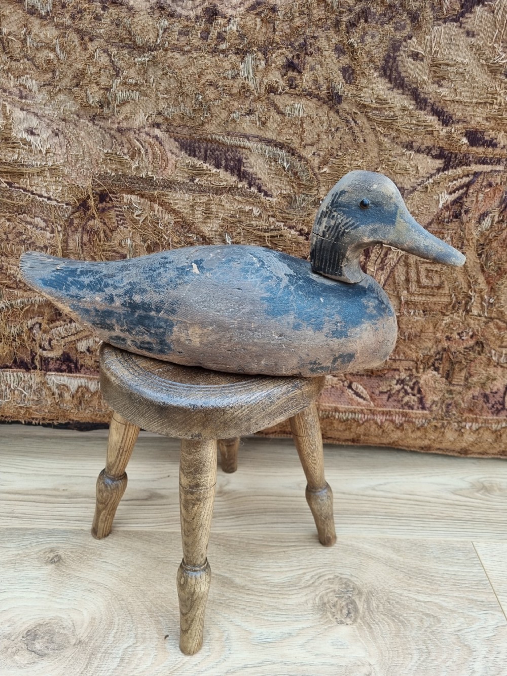 A GOOD ANTIQUE LARGE PAINTED DECOY DUCK (GLASS EYES)