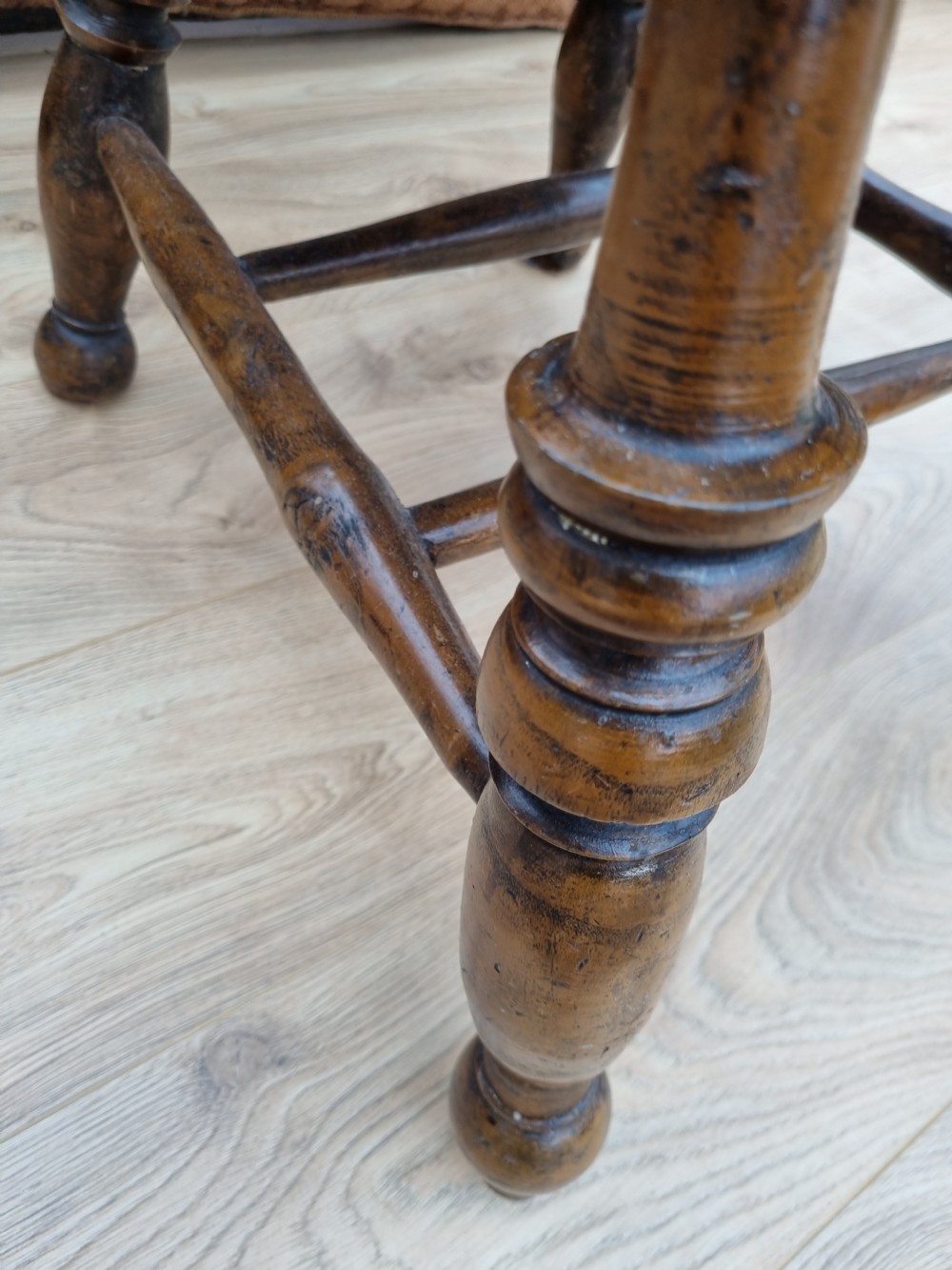 A GOOD MID 19THC ASH AND ELM BROAD ARM WINDSOR ARMCHAIR  View III