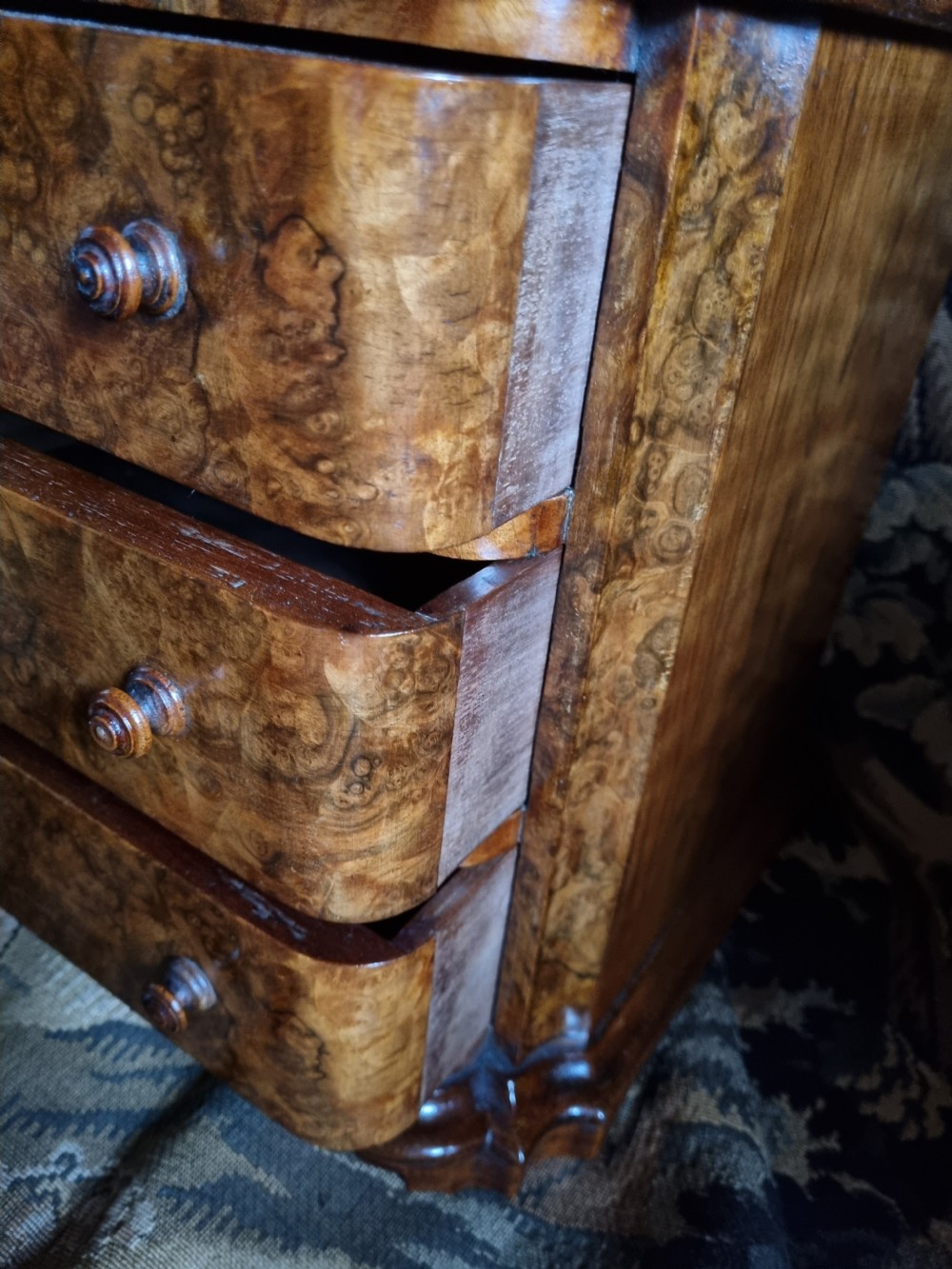 A SMART 19THC BURR WALNUT 3 DRAWER APPRENTICE CHEST  View III