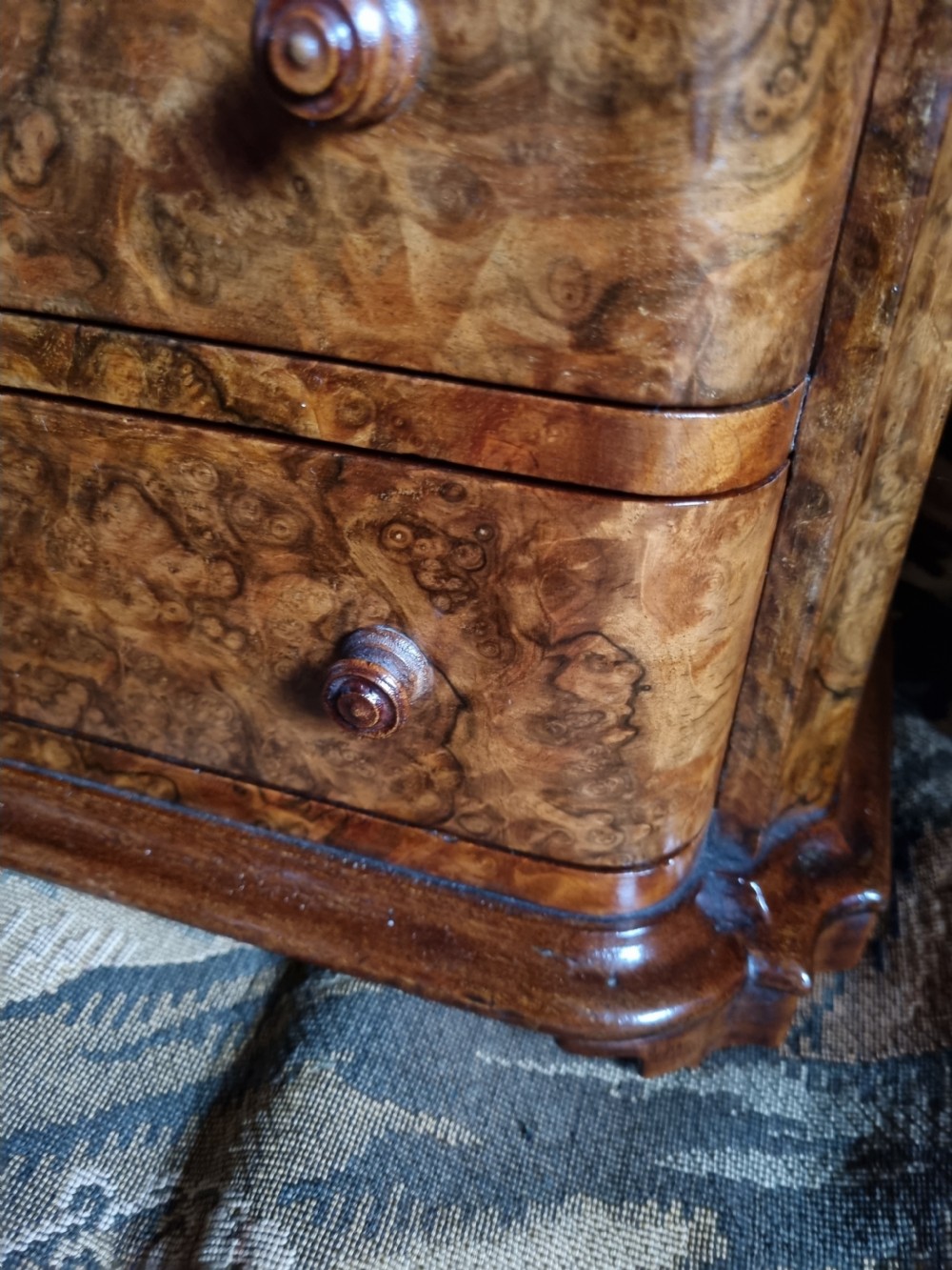 A SMART 19THC BURR WALNUT 3 DRAWER APPRENTICE CHEST  View V