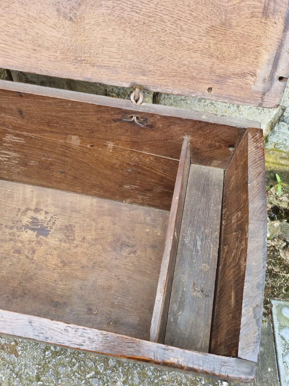 SMALL MID 17THC OAK PANELLED LID ARROW BOX/COFFER View III