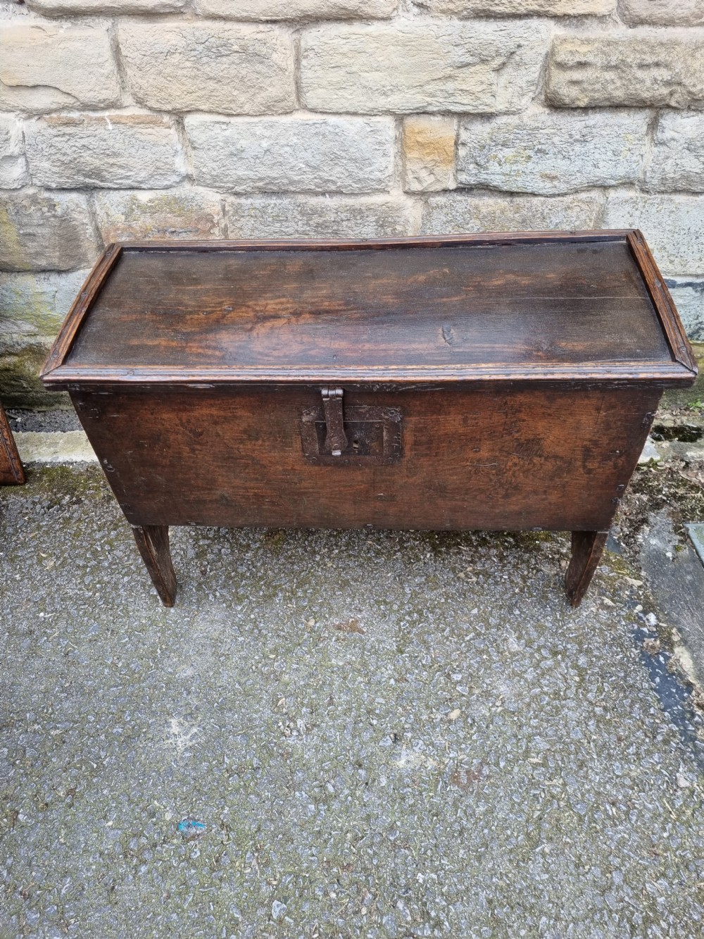 SMALL MID 17THC OAK PANELLED LID ARROW BOX/COFFER View V