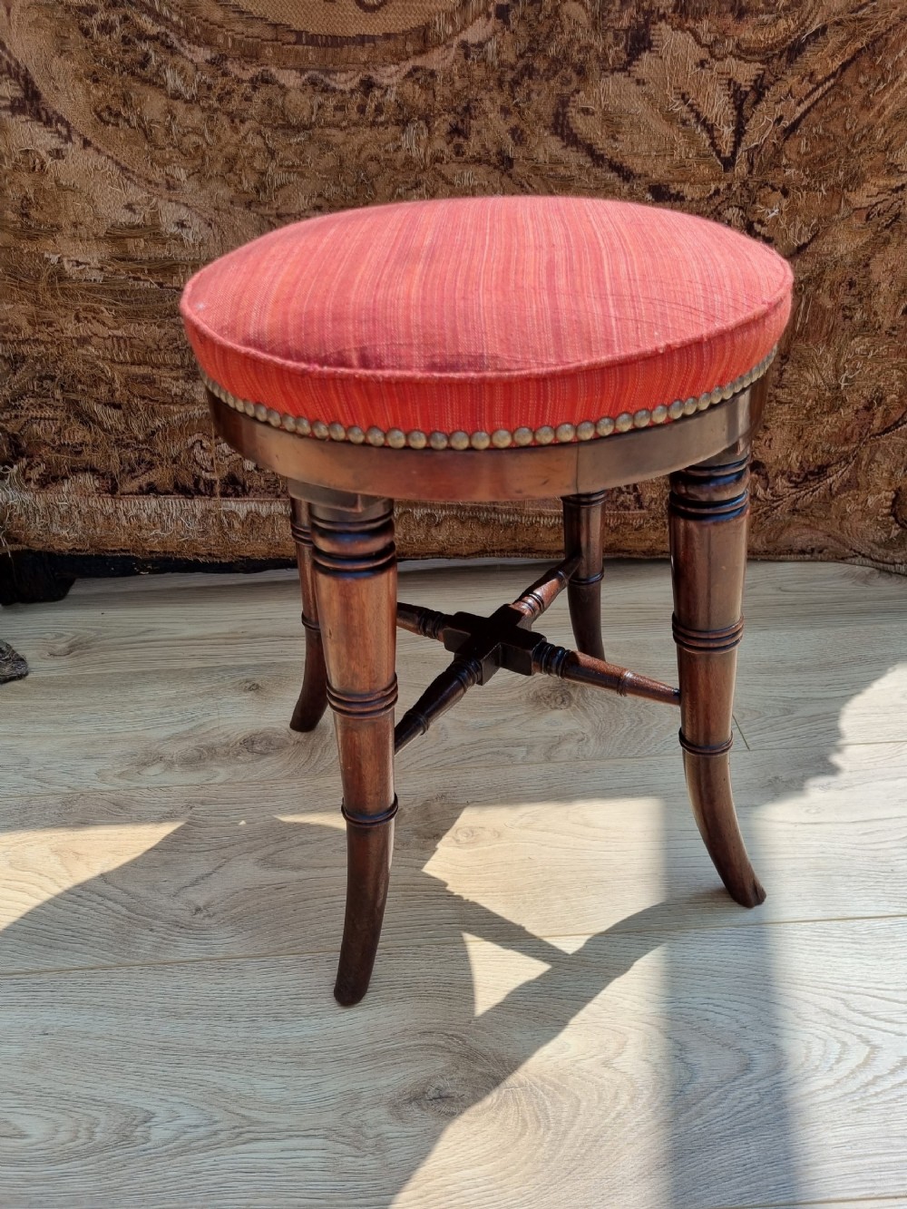 SMART REGENCY ROUND MAHOGANY STOOL.
