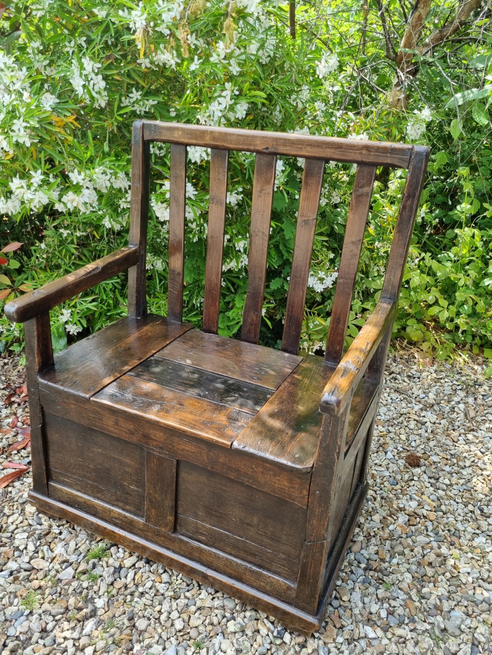A RARE SMALL 18THC WELSH OAK AND PINE BOX SEAT SETTLE.