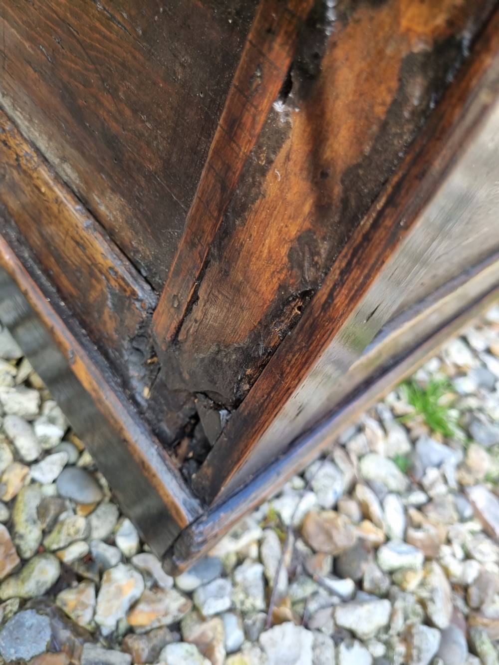 A RARE SMALL 18THC WELSH OAK AND PINE BOX SEAT SETTLE. View IV