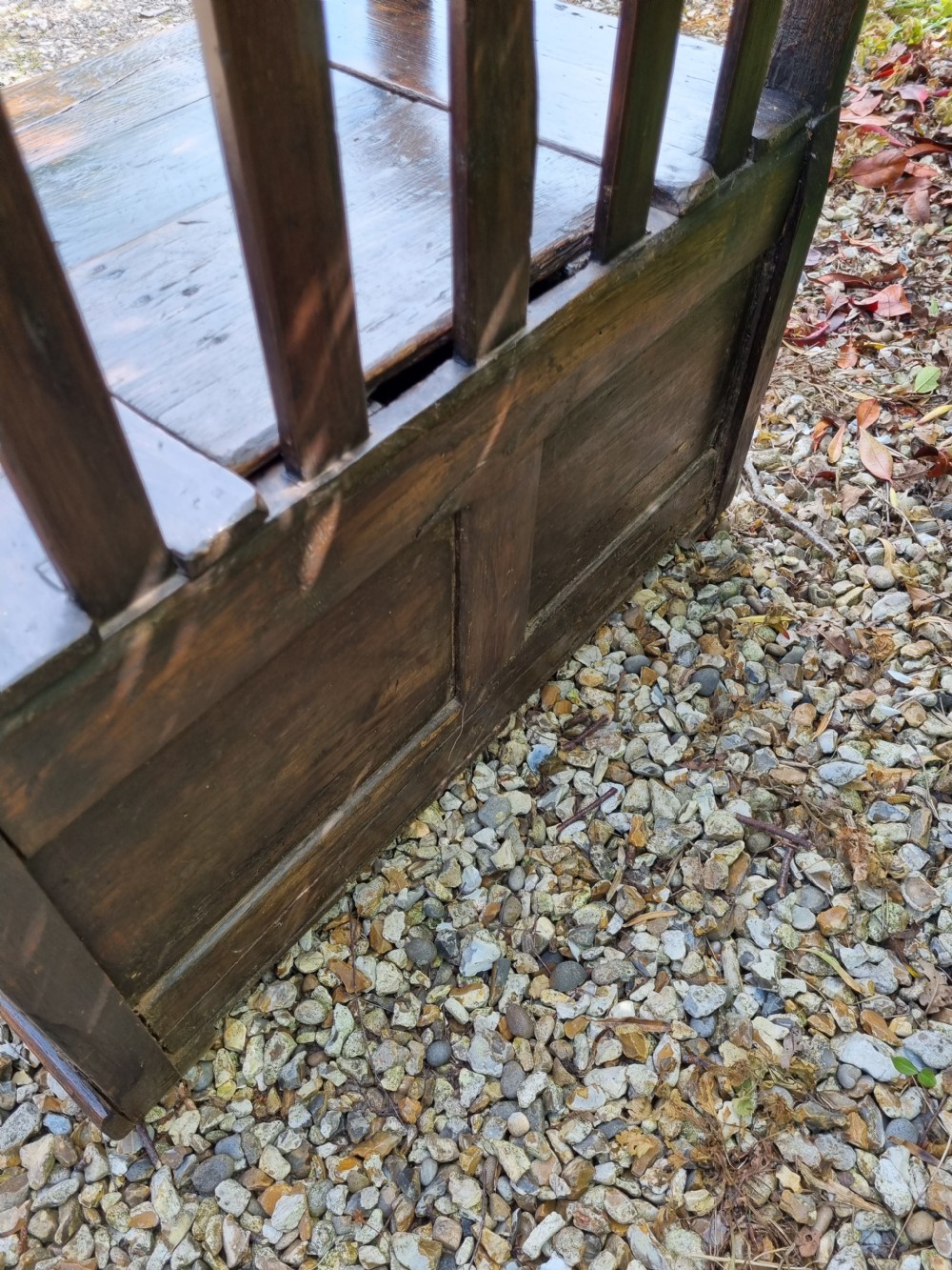 A RARE SMALL 18THC WELSH OAK AND PINE BOX SEAT SETTLE. View V