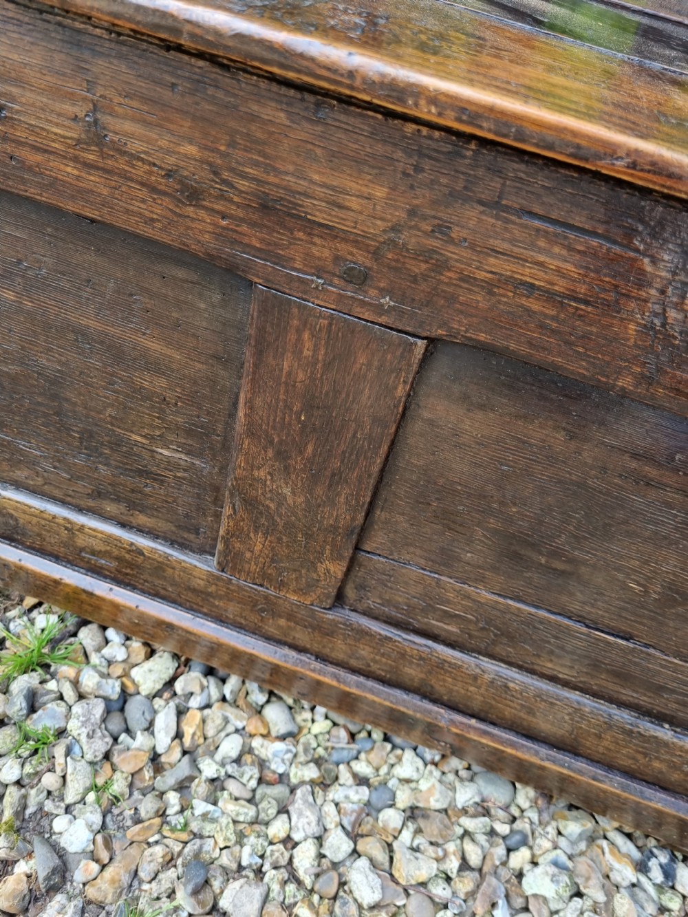 A RARE SMALL 18THC WELSH OAK AND PINE BOX SEAT SETTLE. View VII
