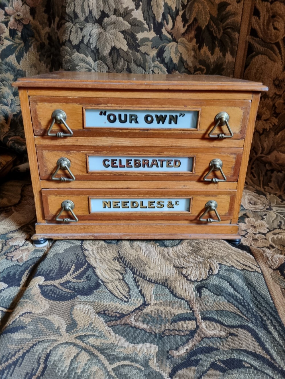 A EXCELLENT SHOP 3 DRAWER NEEDLE INLAID OAK AND GLASS BOX View III
