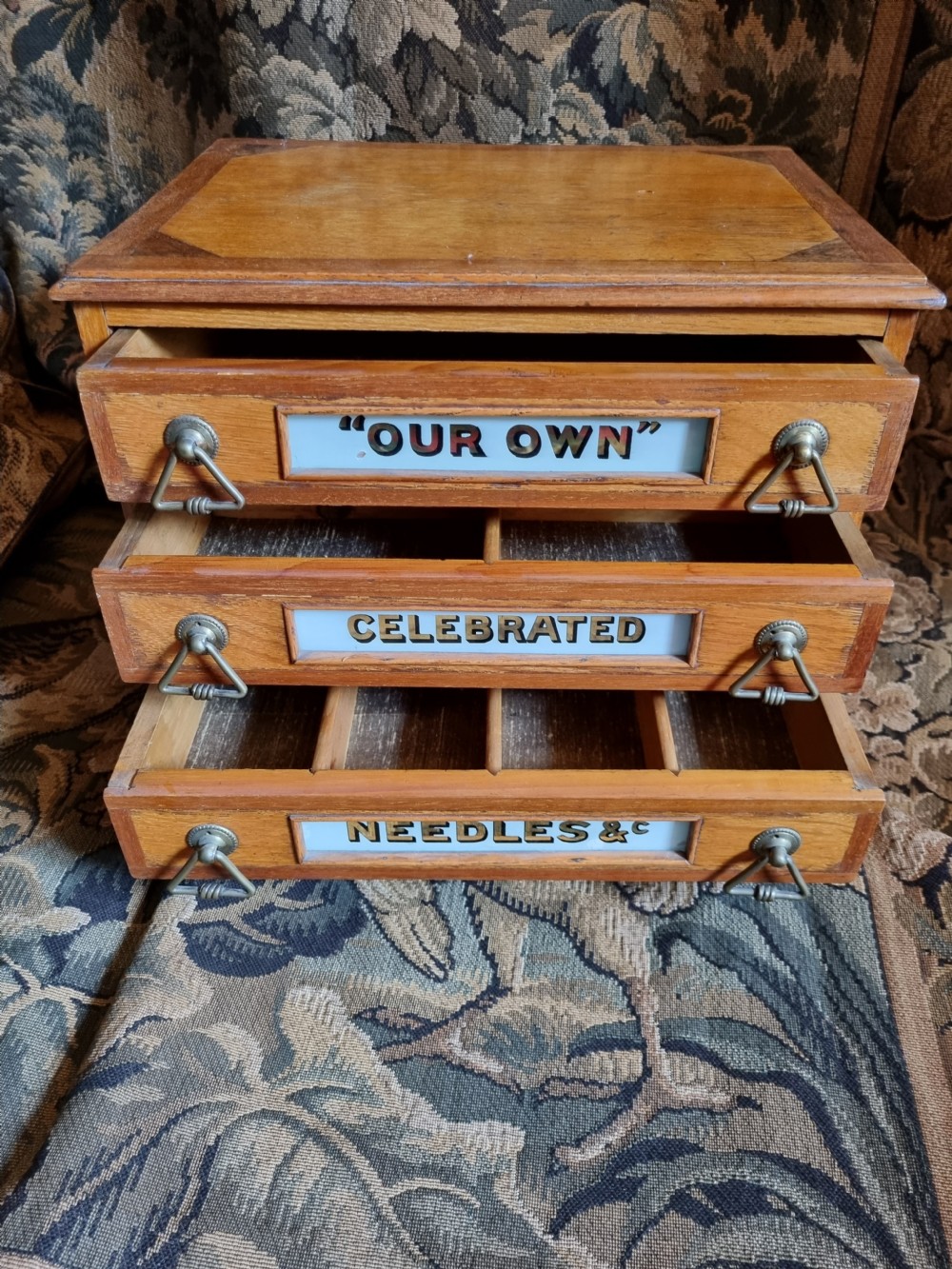 A EXCELLENT SHOP 3 DRAWER NEEDLE INLAID OAK AND GLASS BOX View IV