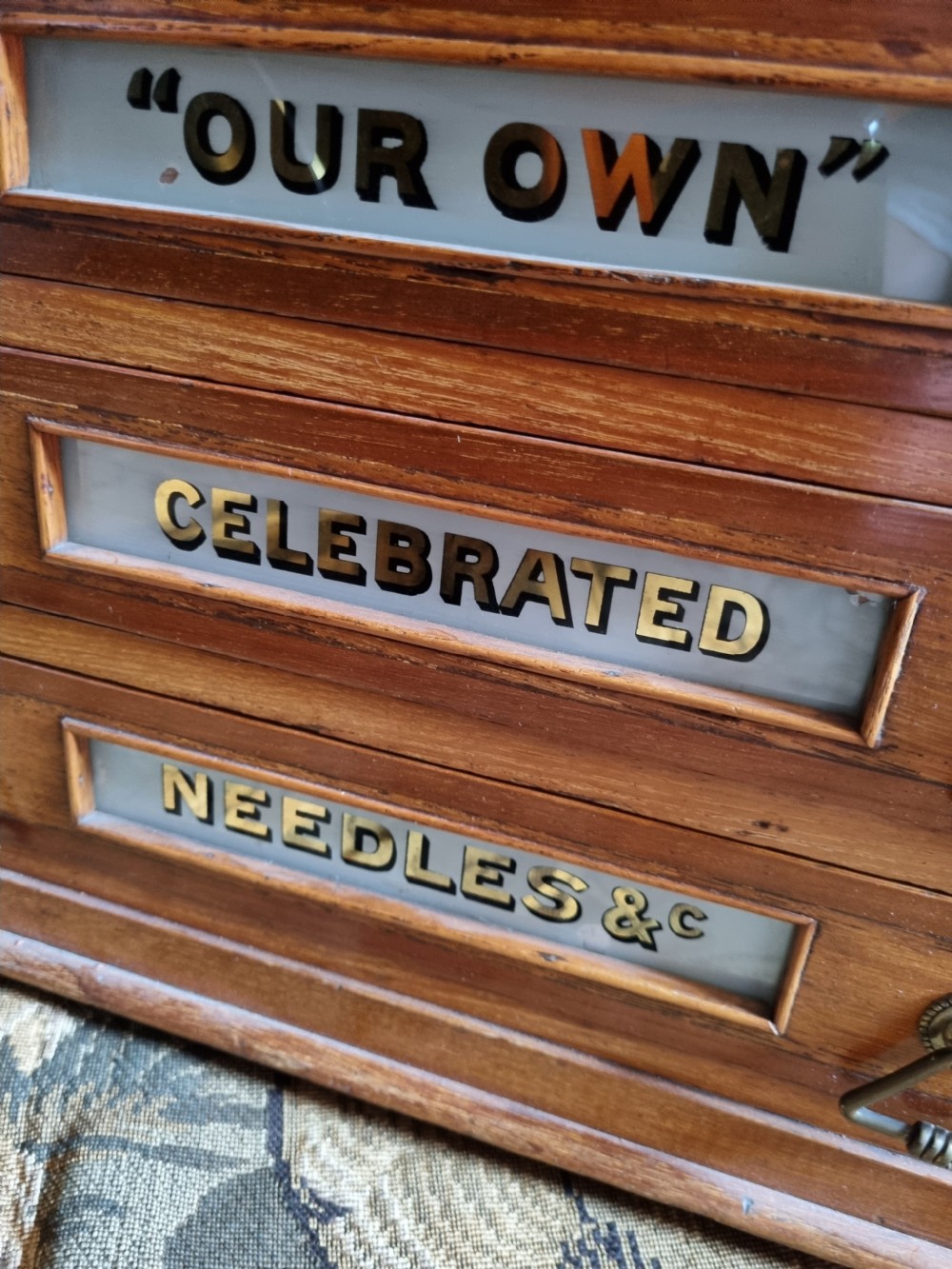 A EXCELLENT SHOP 3 DRAWER NEEDLE INLAID OAK AND GLASS BOX View VI