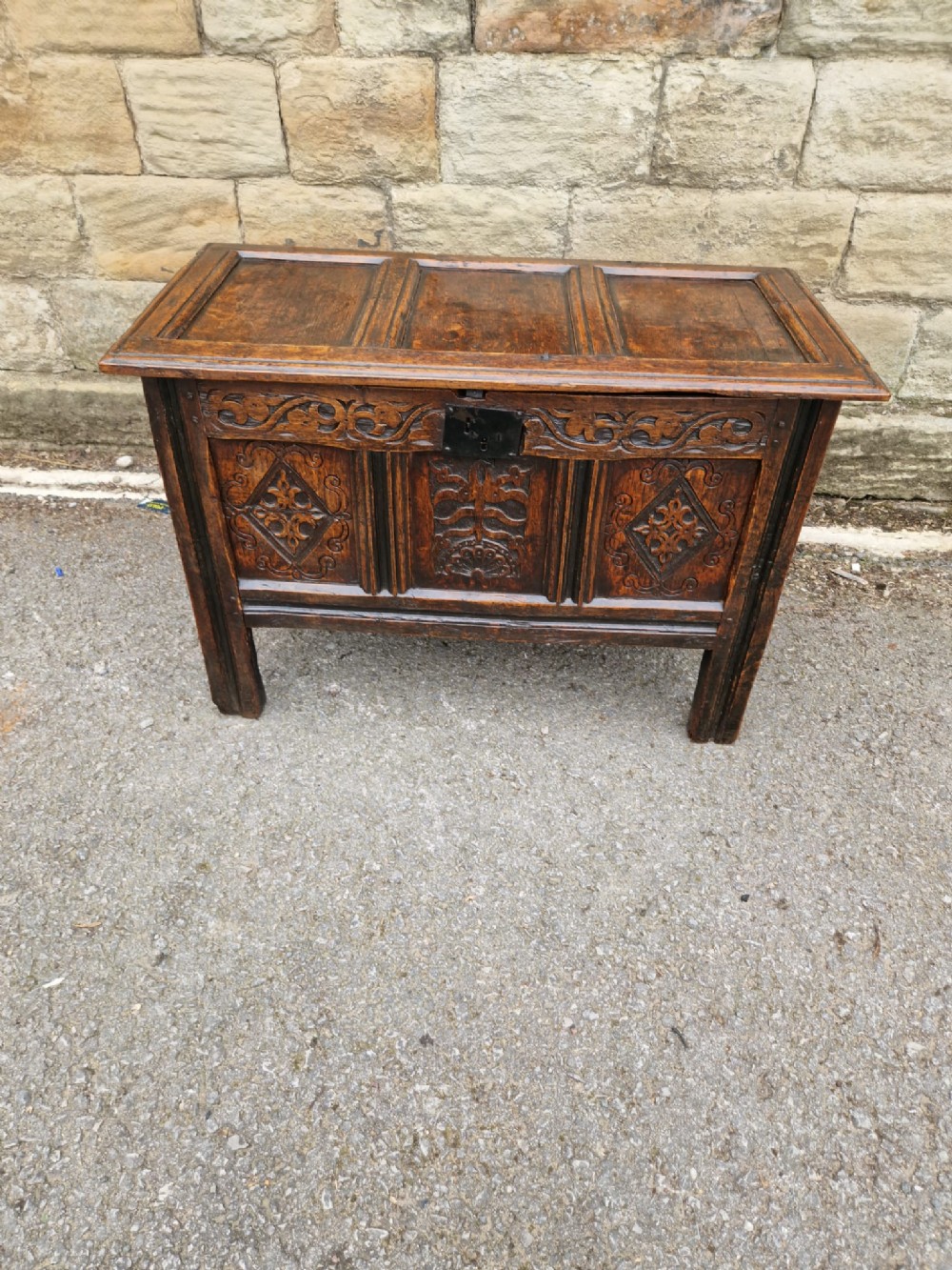 MID 17THC ORIGINAL.SMALL CARVED COFFER 3 PANELLED LID