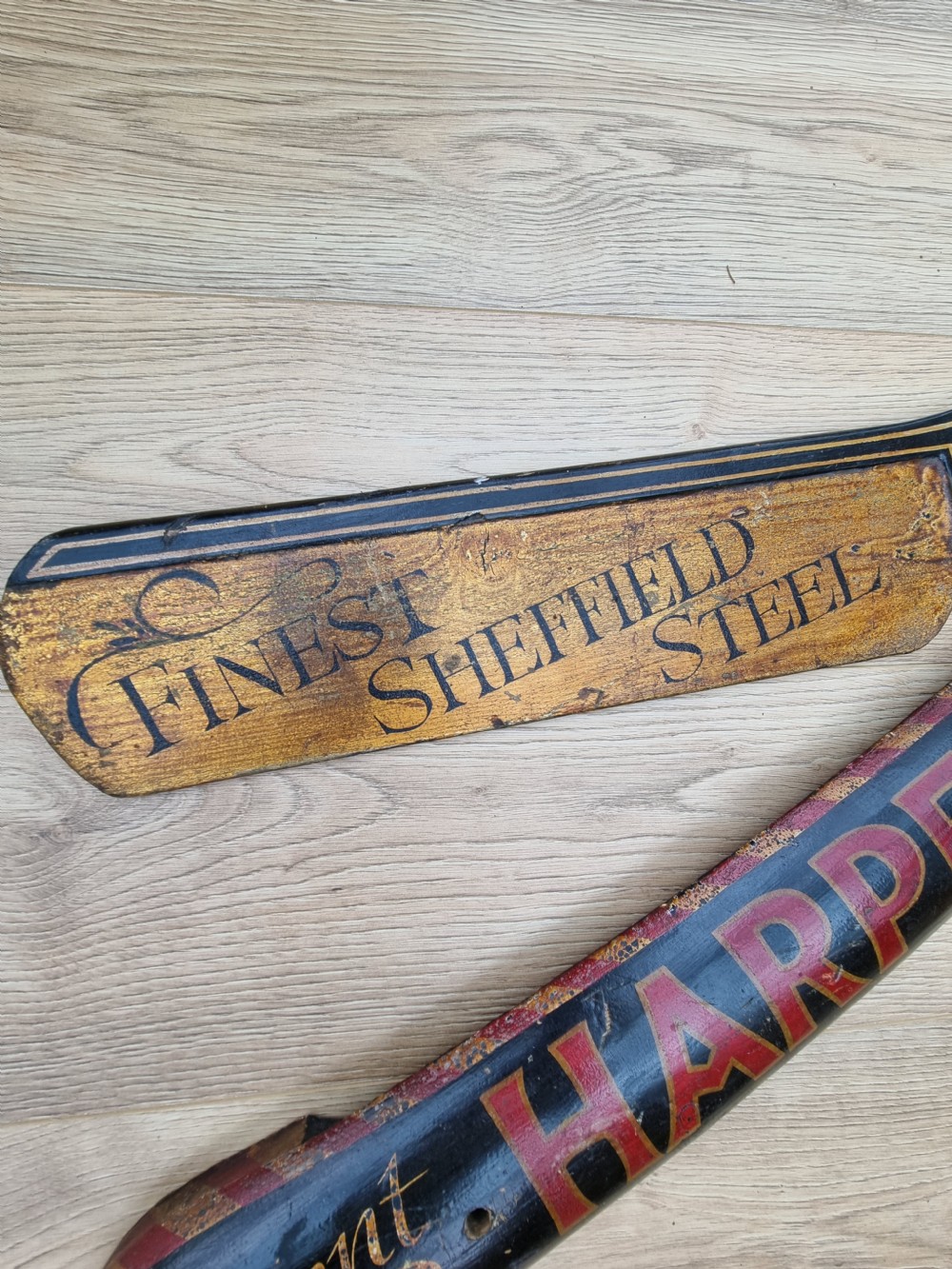 LARGE SHOP BARBER SHOP DISPLAY SIGN OF A CUT THROAT RAZOR. View IV