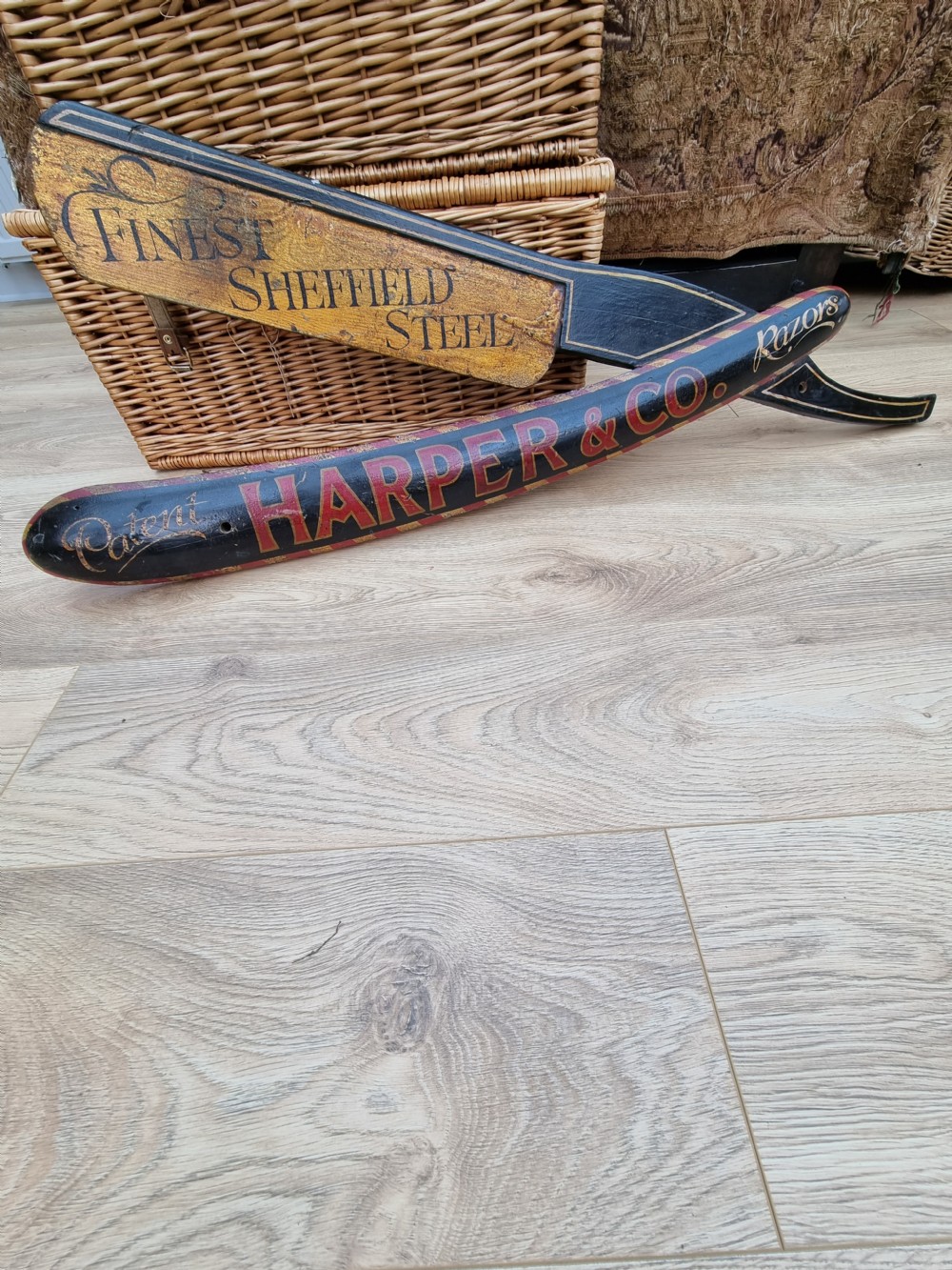 LARGE SHOP BARBER SHOP DISPLAY SIGN OF A CUT THROAT RAZOR. View VI
