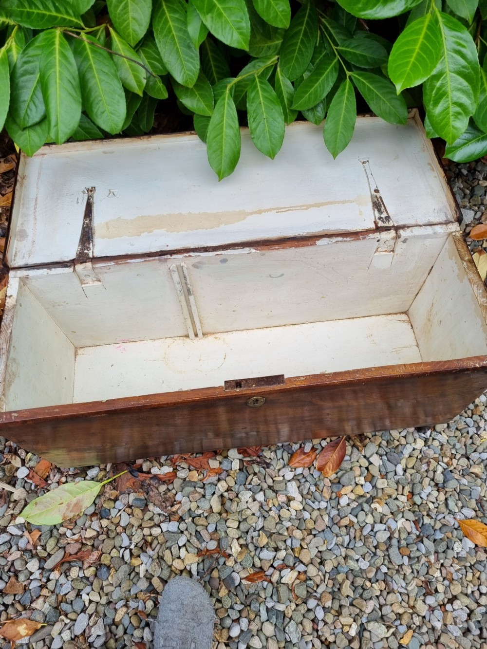 A SMALL 18THC ELM 6 PLANK COFFER /BOX View V