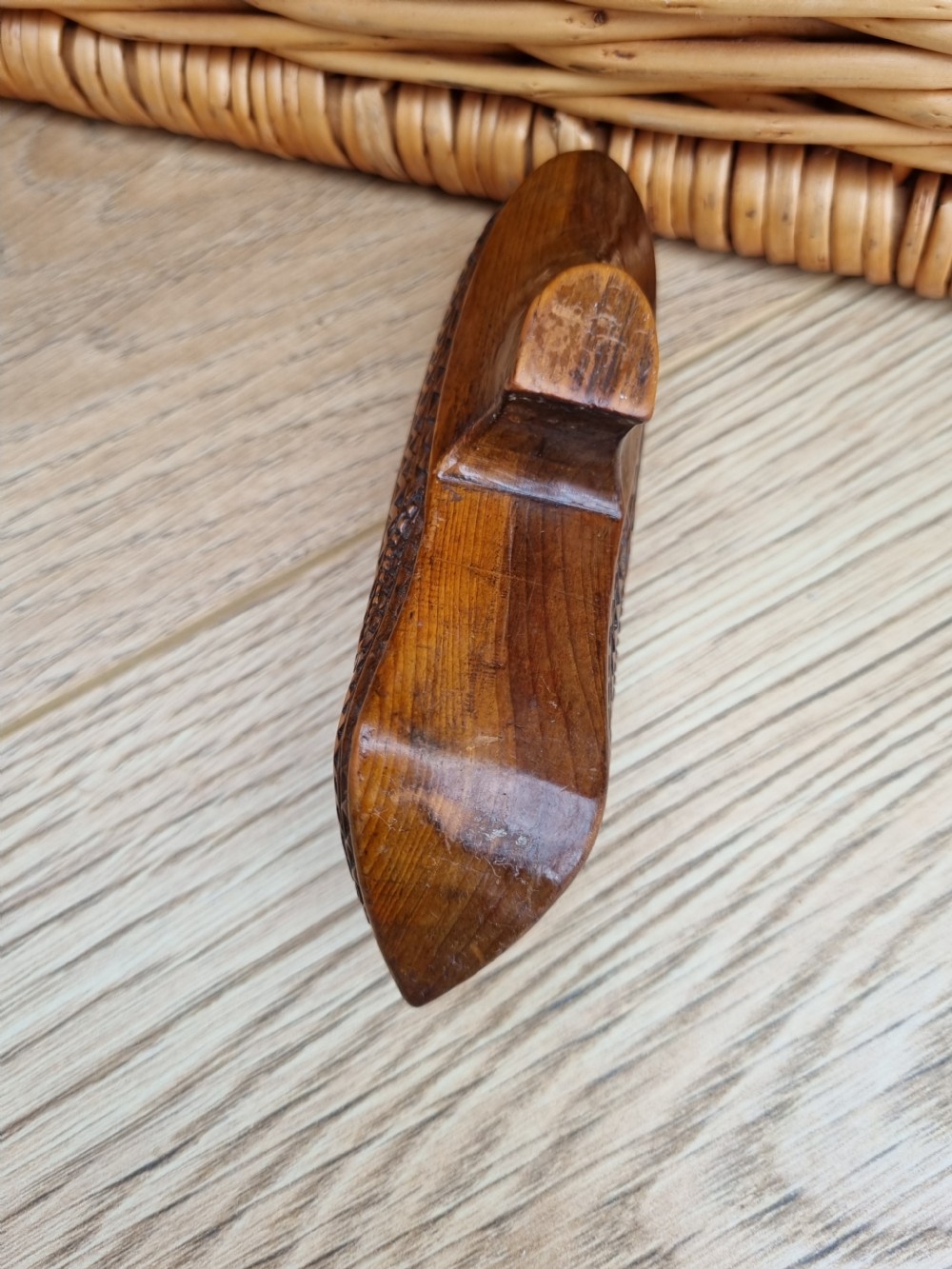 L18THC QUALITY YEW WOOD CHIP CARVED SNUFF SHOE  View II
