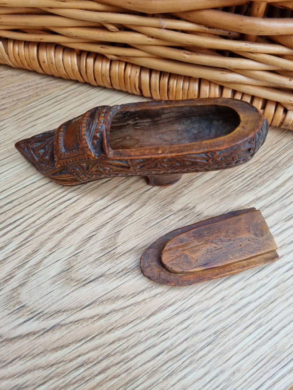 L18THC QUALITY YEW WOOD CHIP CARVED SNUFF SHOE  View III